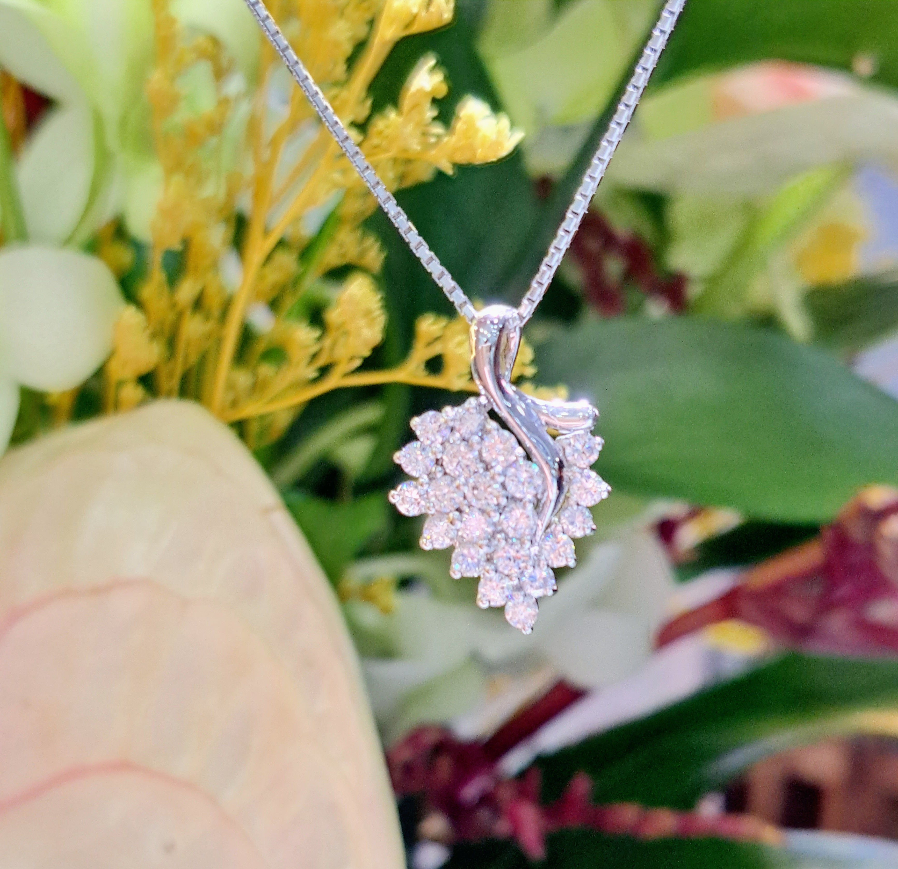 White gold Stunning Scintilli Pendant