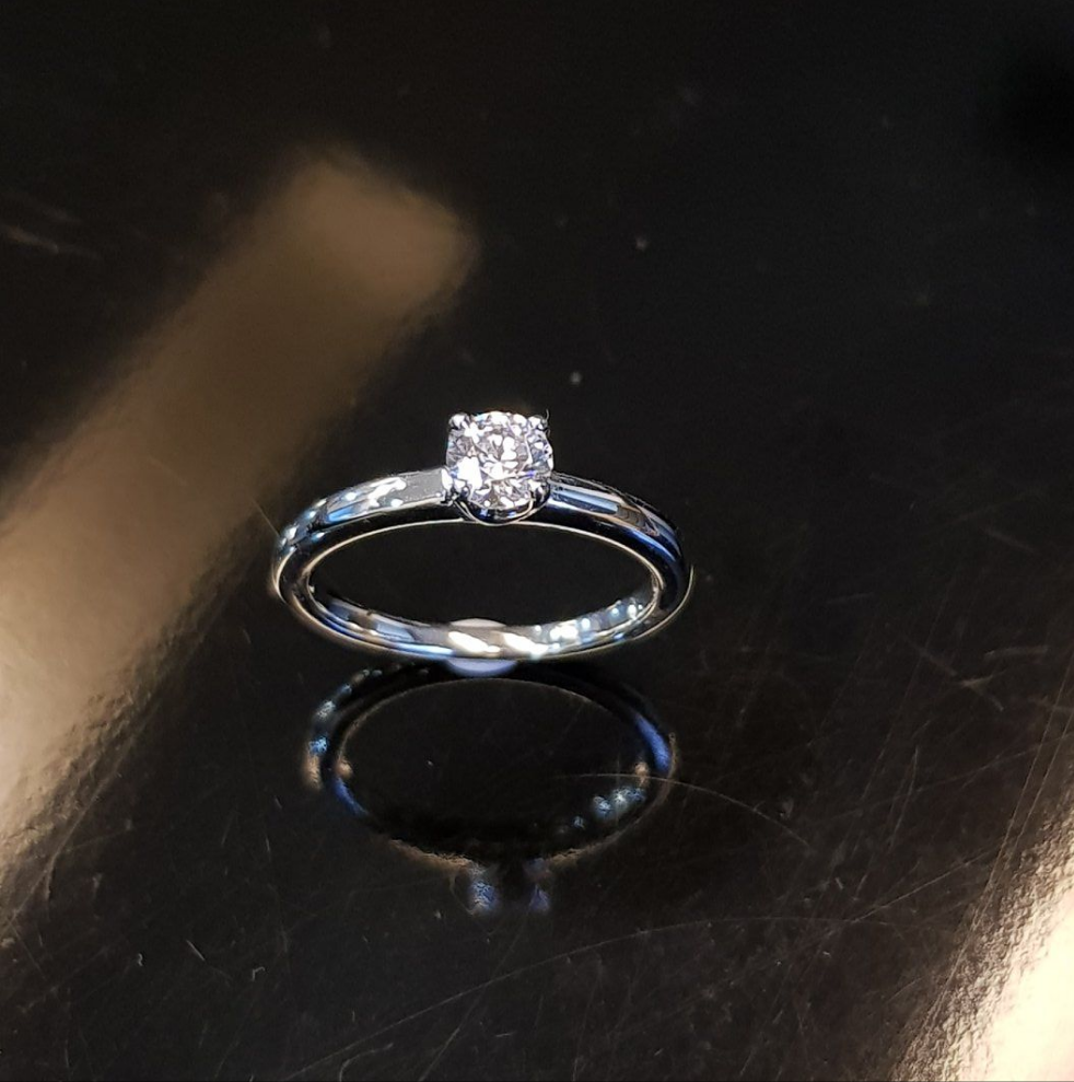 0.50 carats V. Setting Solitaire 4 claws Ring