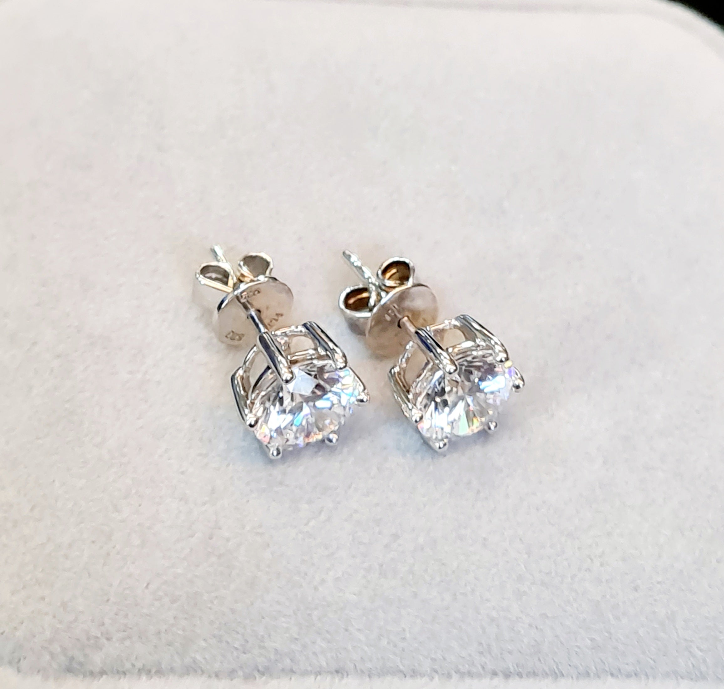 1.50 carats Gorgeous Brilliant Solitaire Earrings