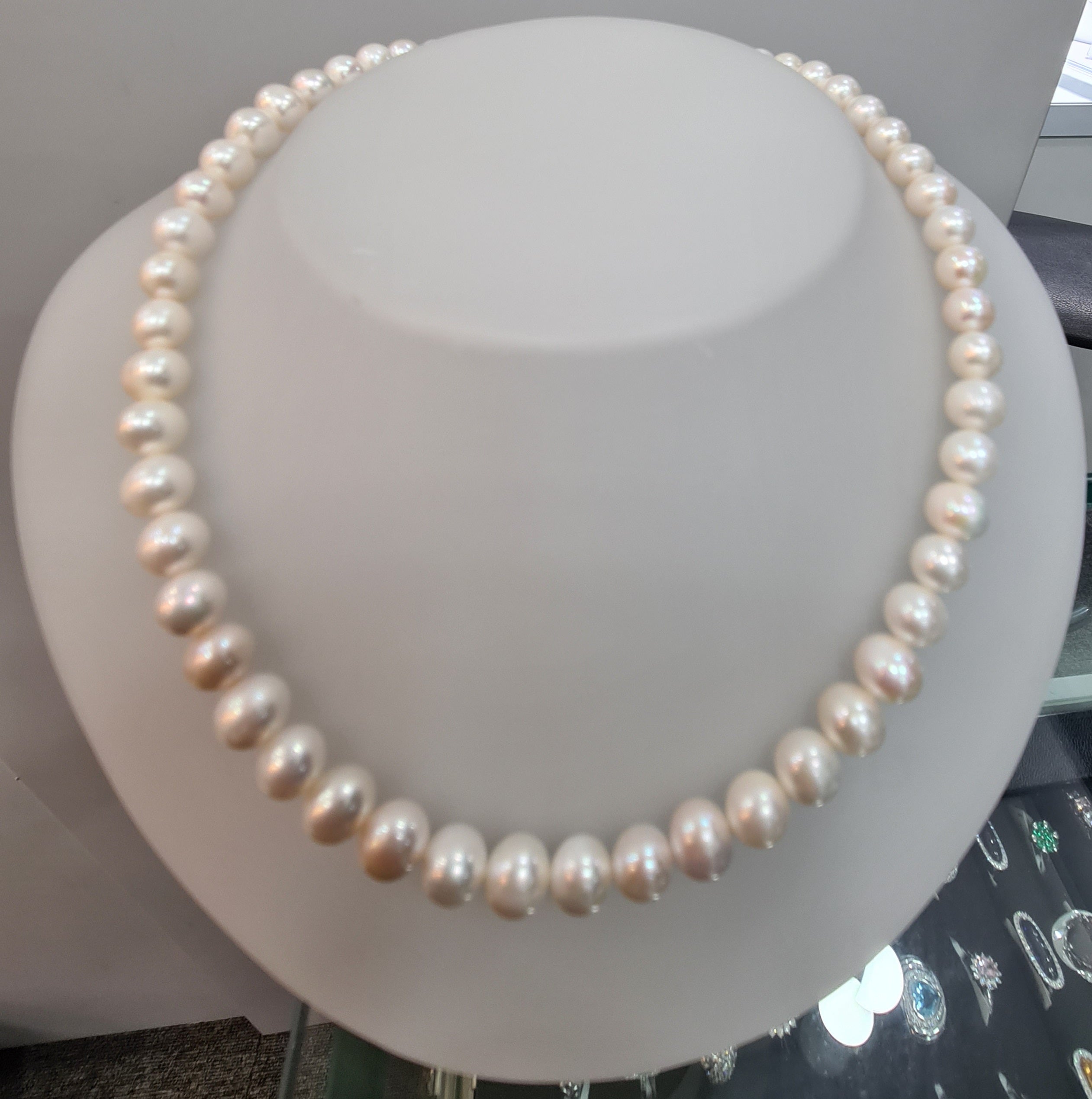 Classy Elegant Pearl Necklace