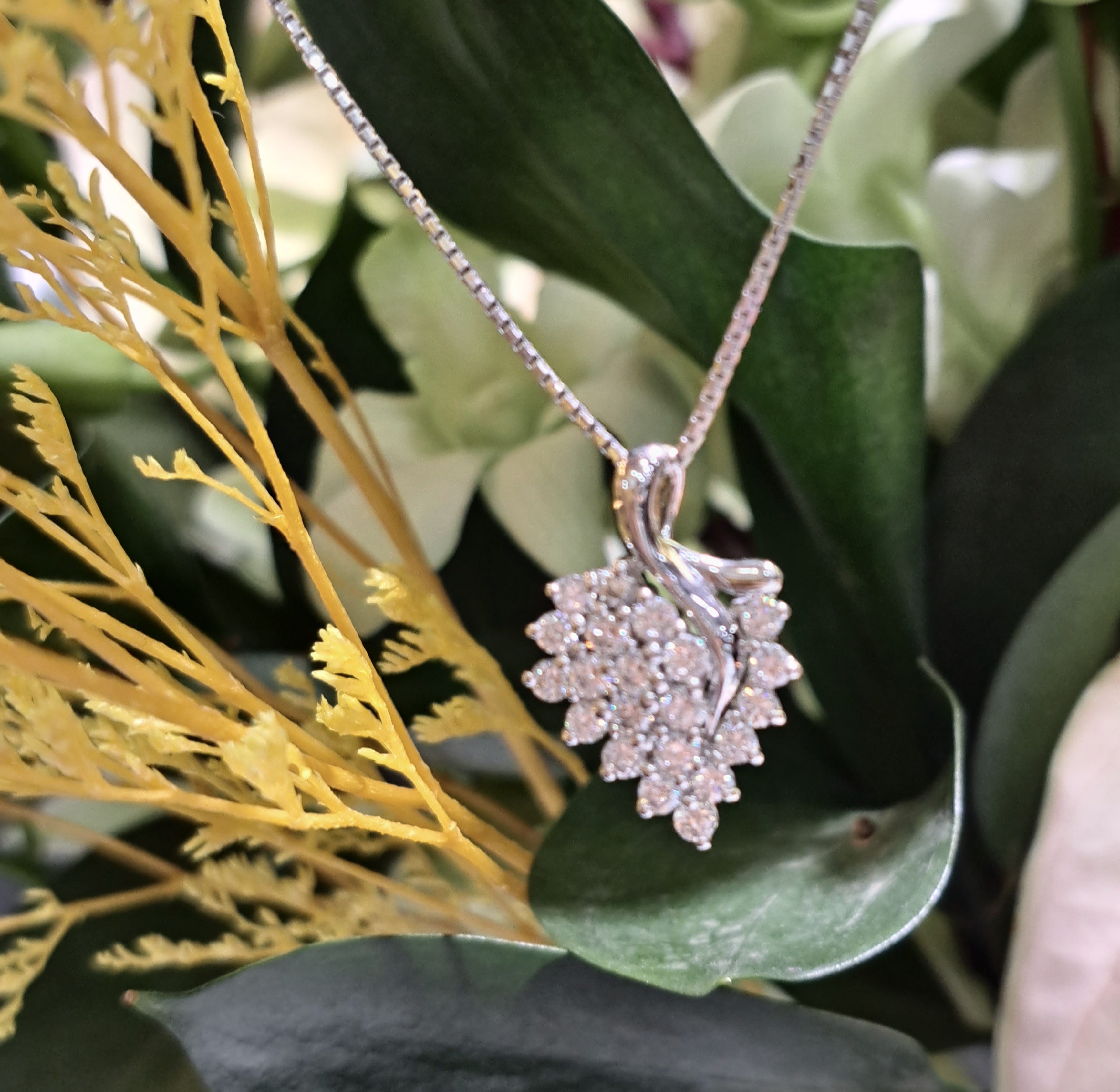 White gold Stunning Scintilli Pendant