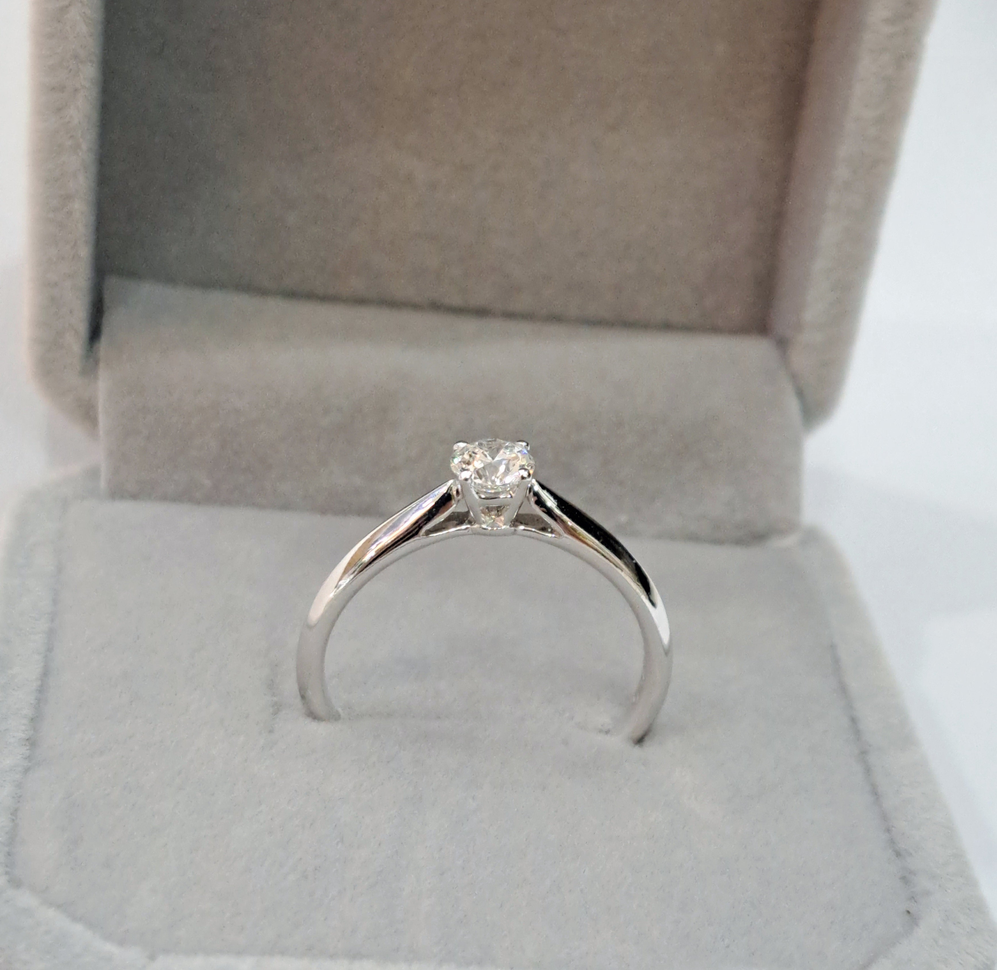 0.31 carats Four Prongs Solitaire Diamond Engagement Ring