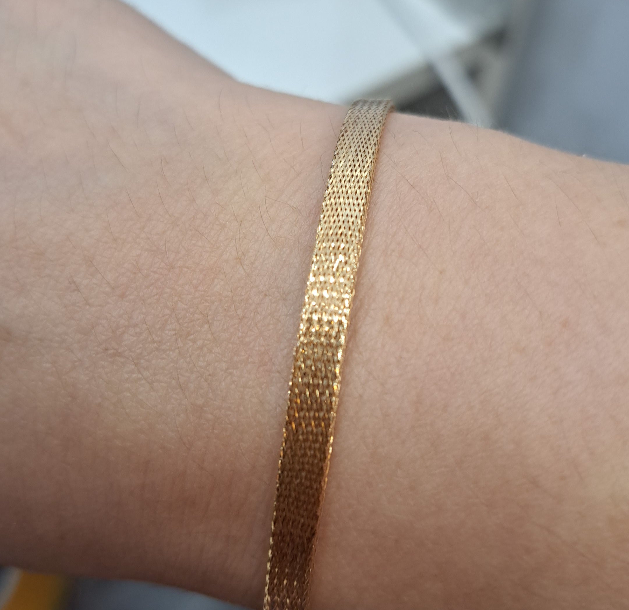 Soft light yellow gold Bangle