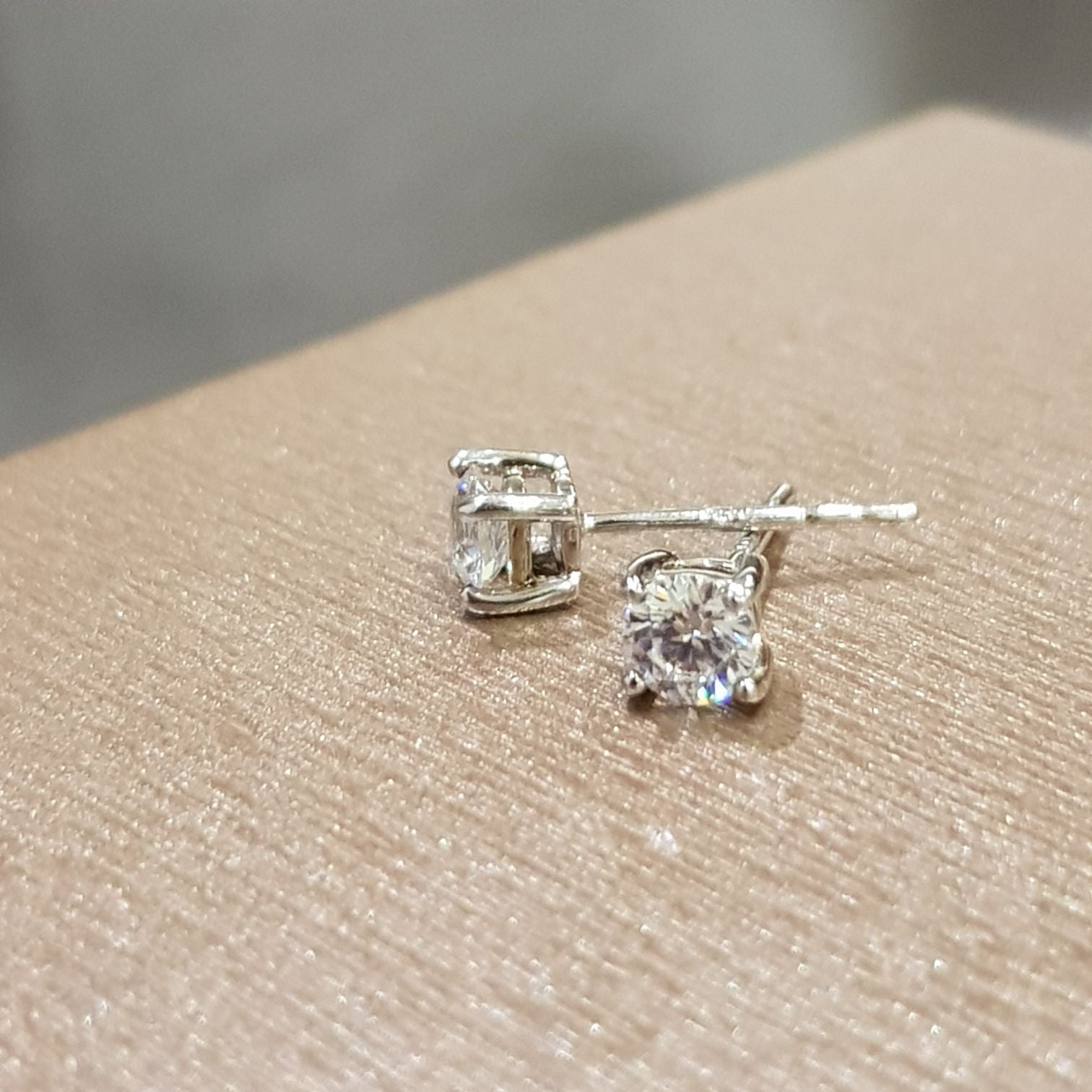 Solitaire 0.35 Carat Earring