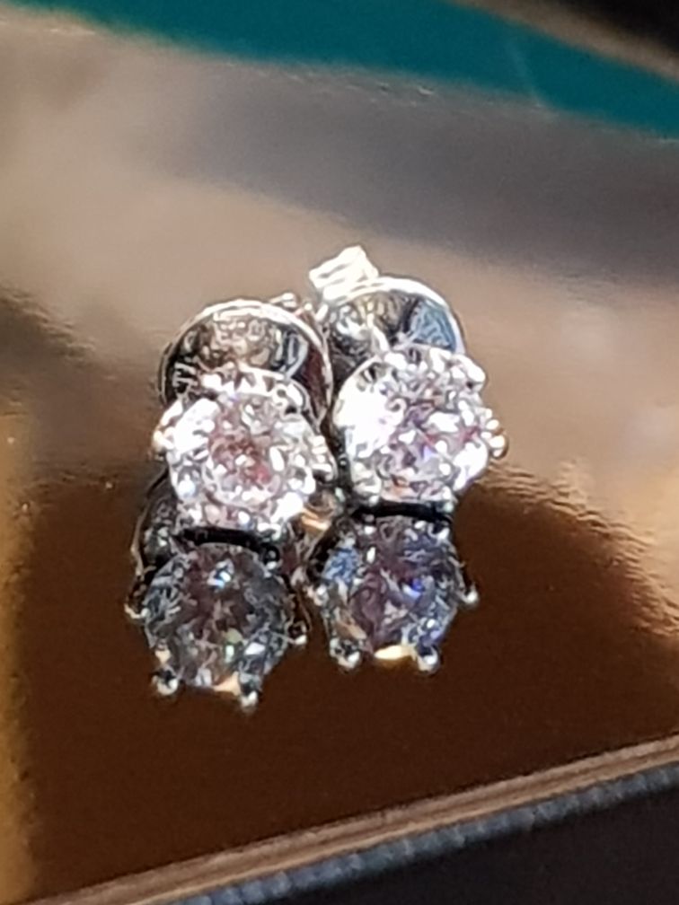 1.00 carats Classic Solitaire Earrings