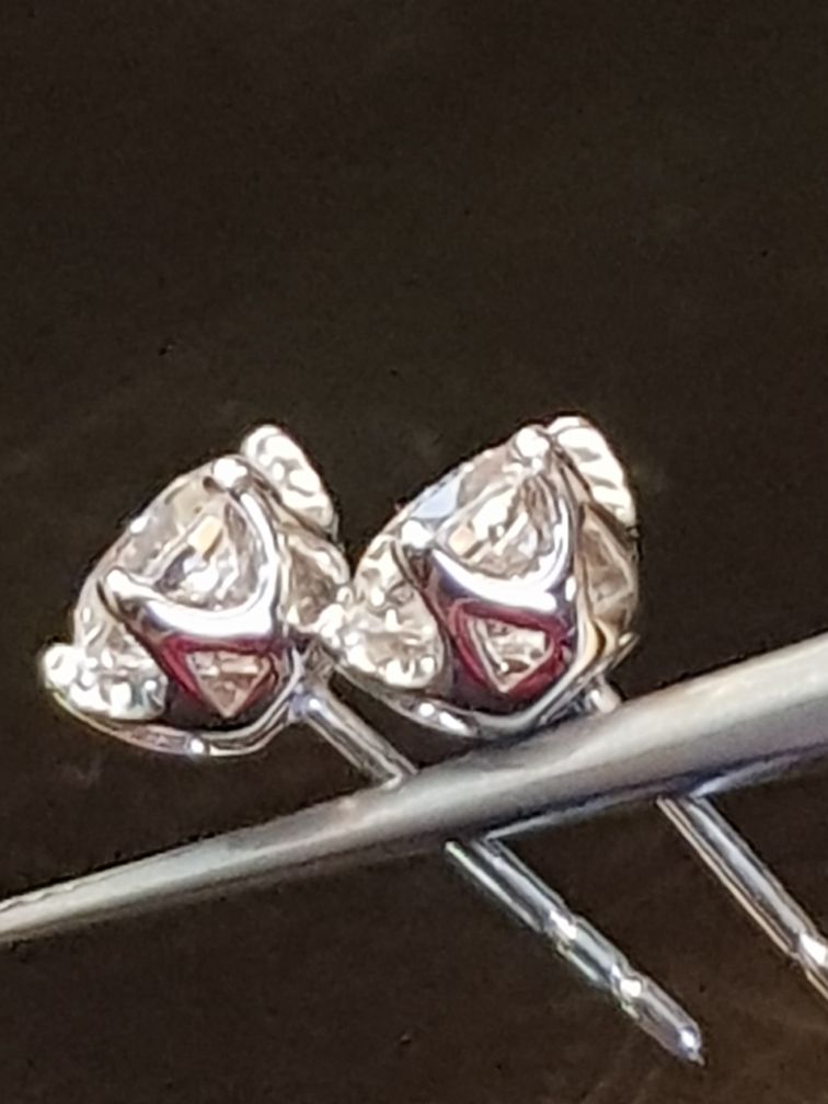 1.00 carats Classic Solitaire Earrings