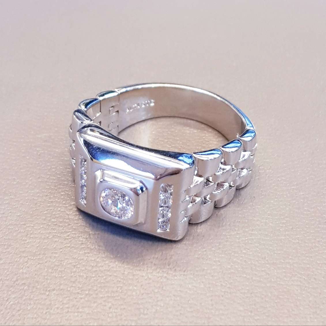 Stylish Fixable Band Scintilli Ring