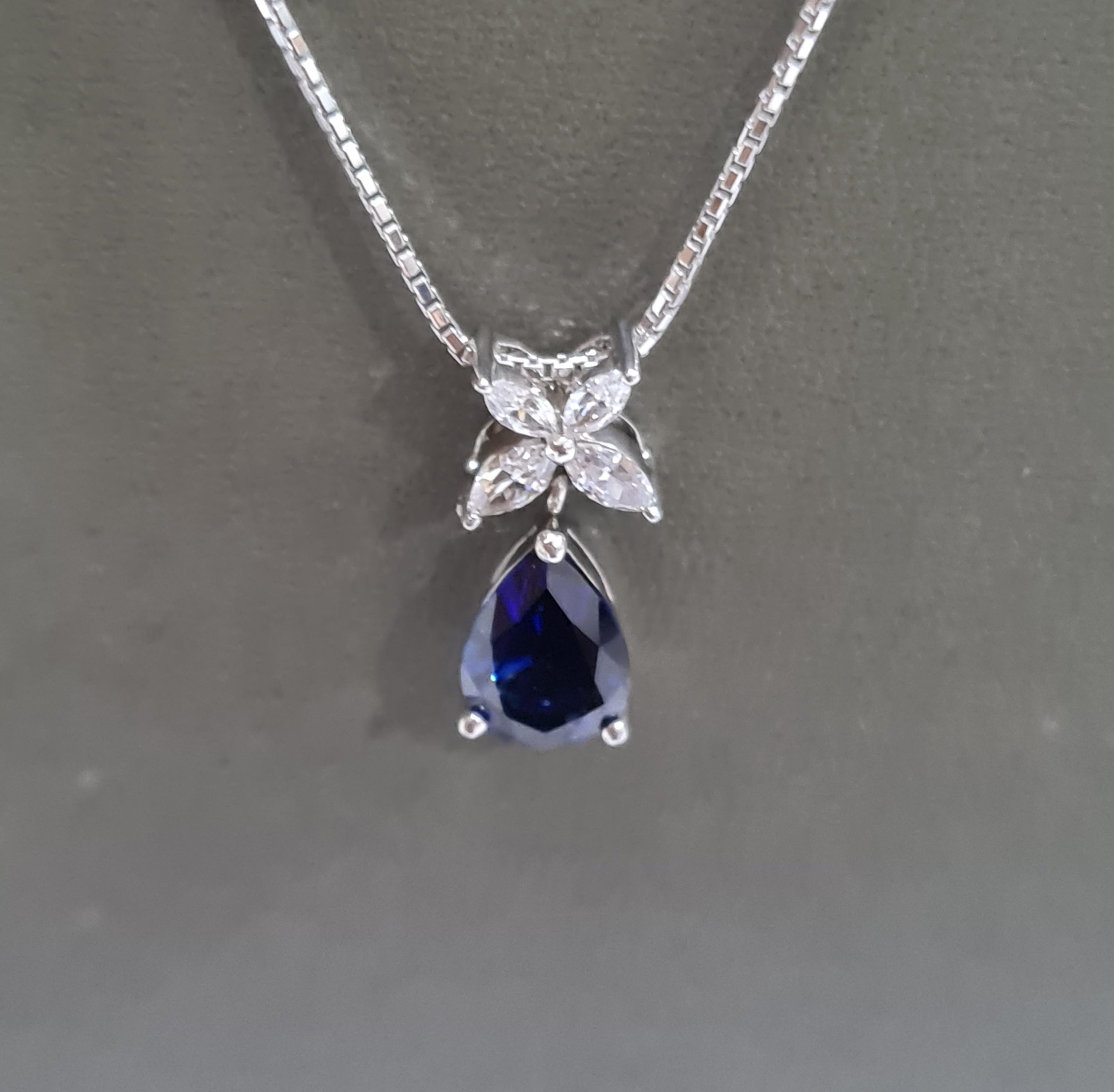 Clover Scintilli Sapphire Pendant