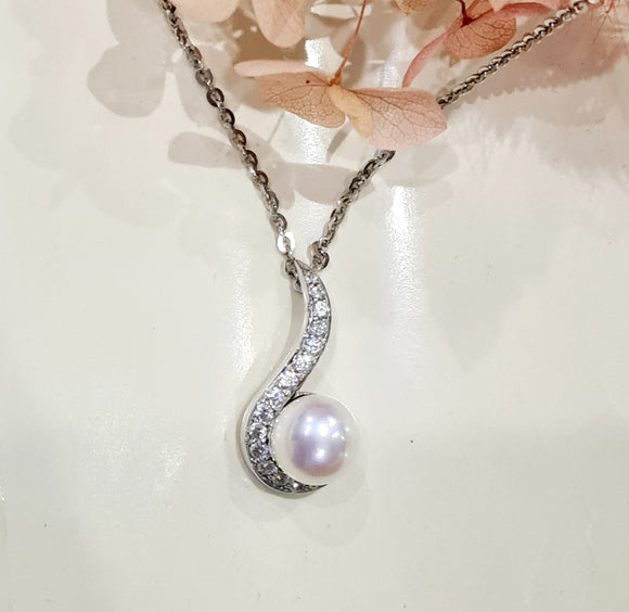 Elegant Scintilli with Pearl Pendant