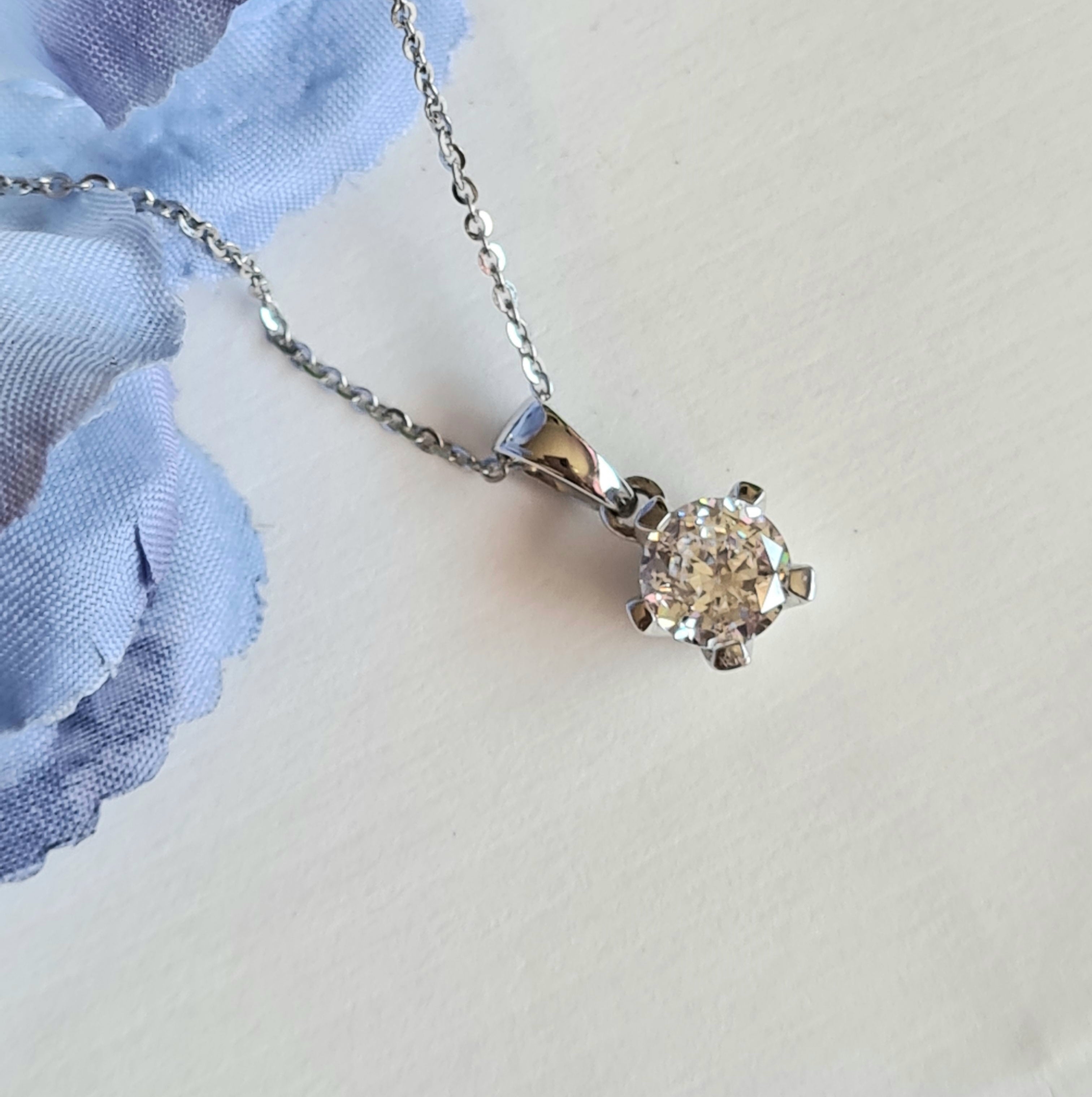 1.00 carats Solitaire Centauri Star Necklace