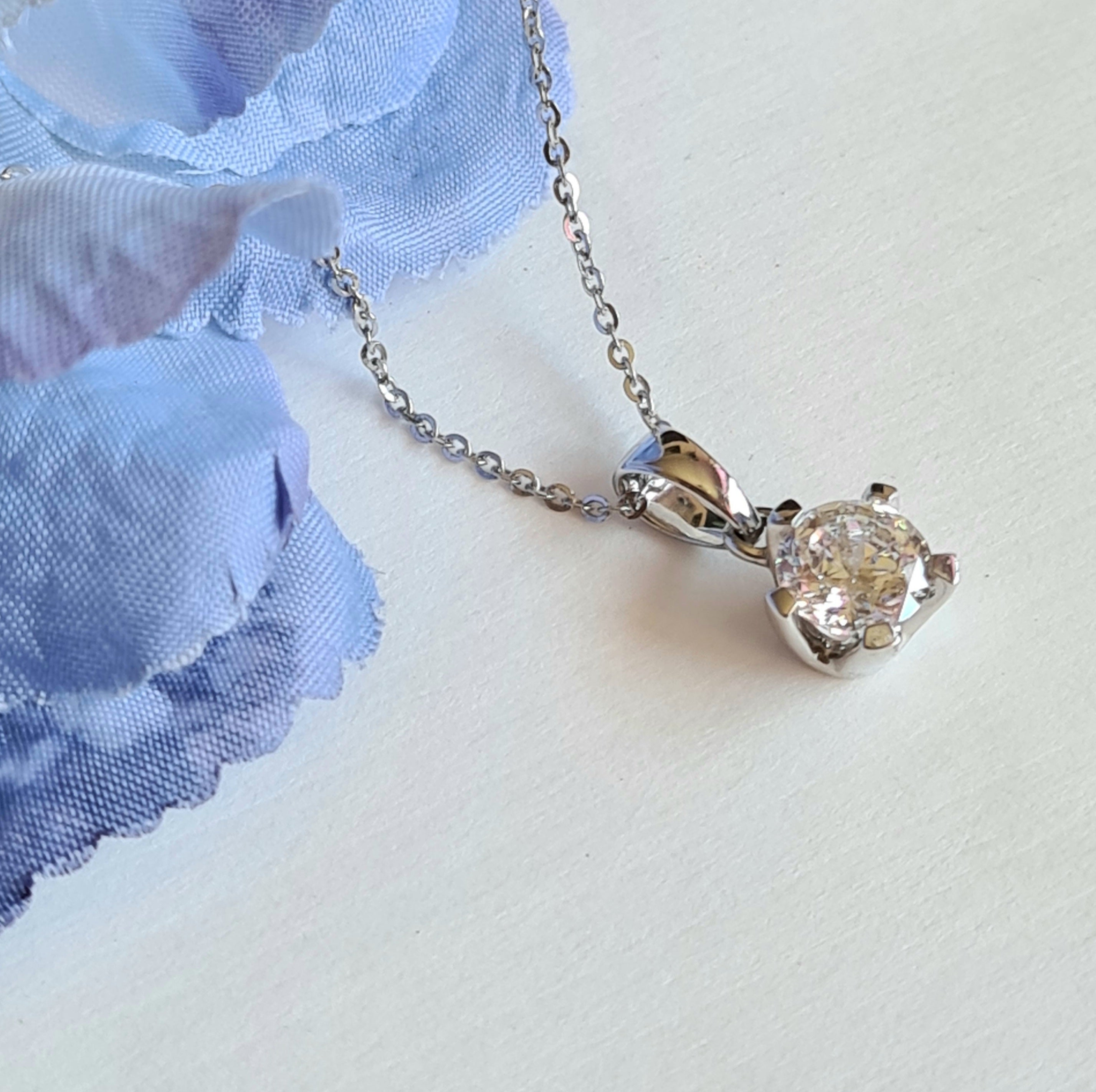 1.00 carats Solitaire Centauri Star Necklace