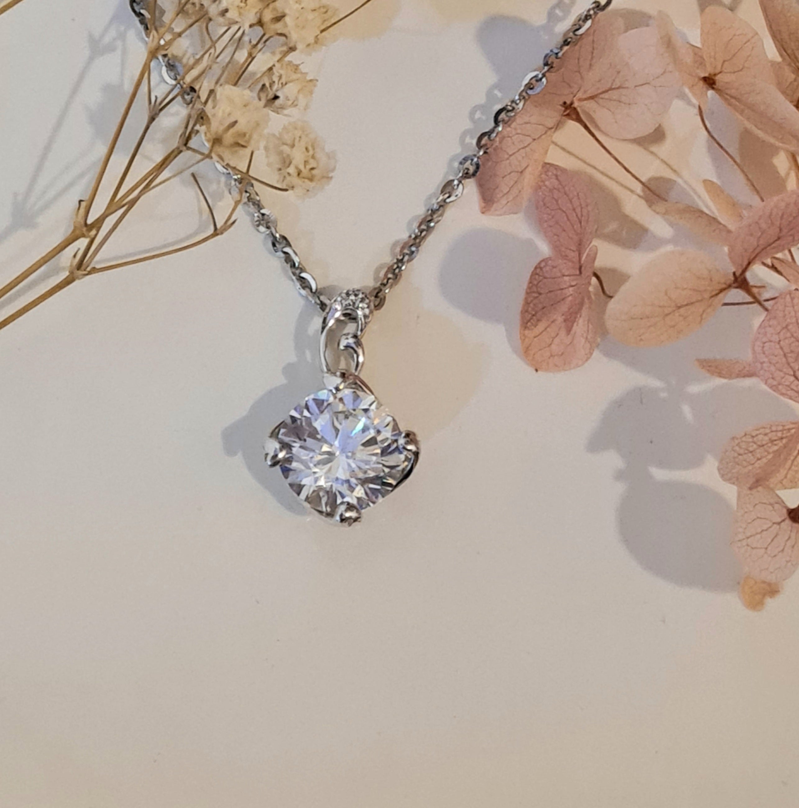 Glamour Solitaire Pendant