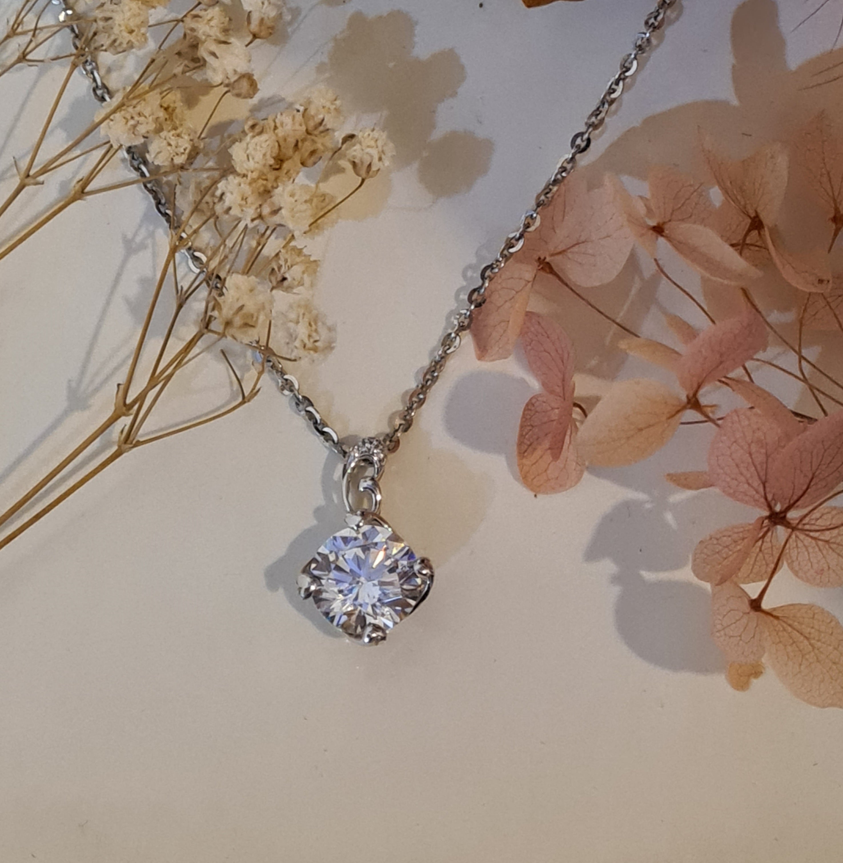 Glamour Solitaire Pendant