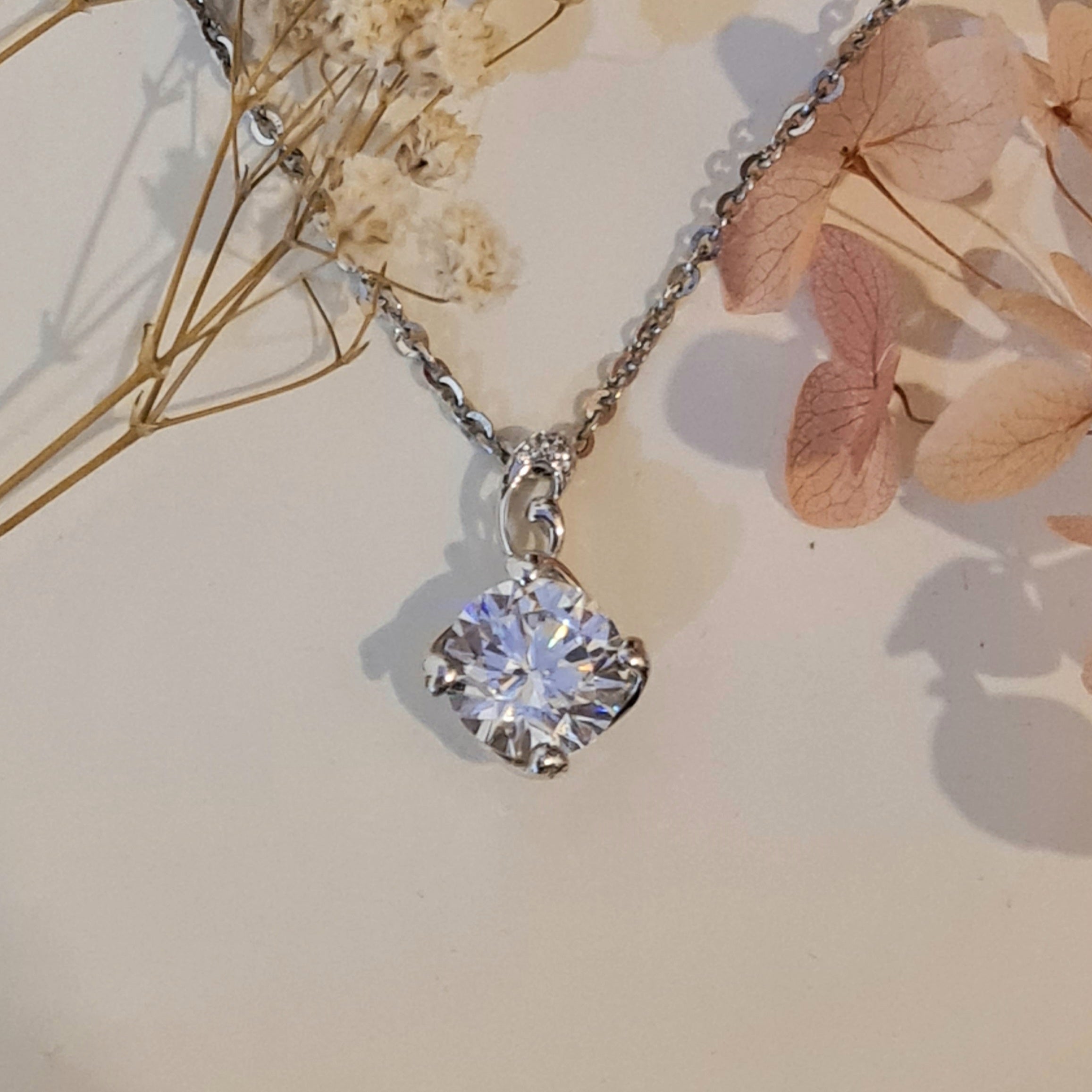 Glamour Solitaire Pendant