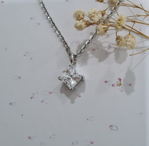 Elegant 1.30 carats Princess Cut Pendant