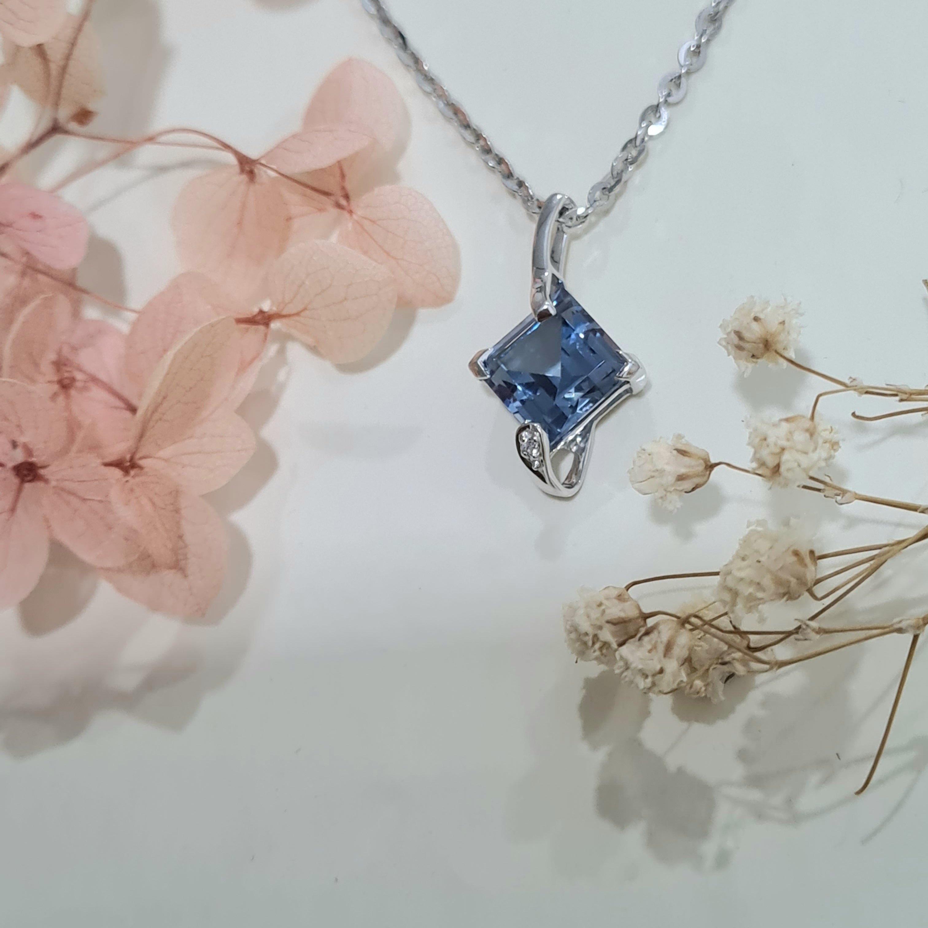 Artistic Aquamarine Pendant