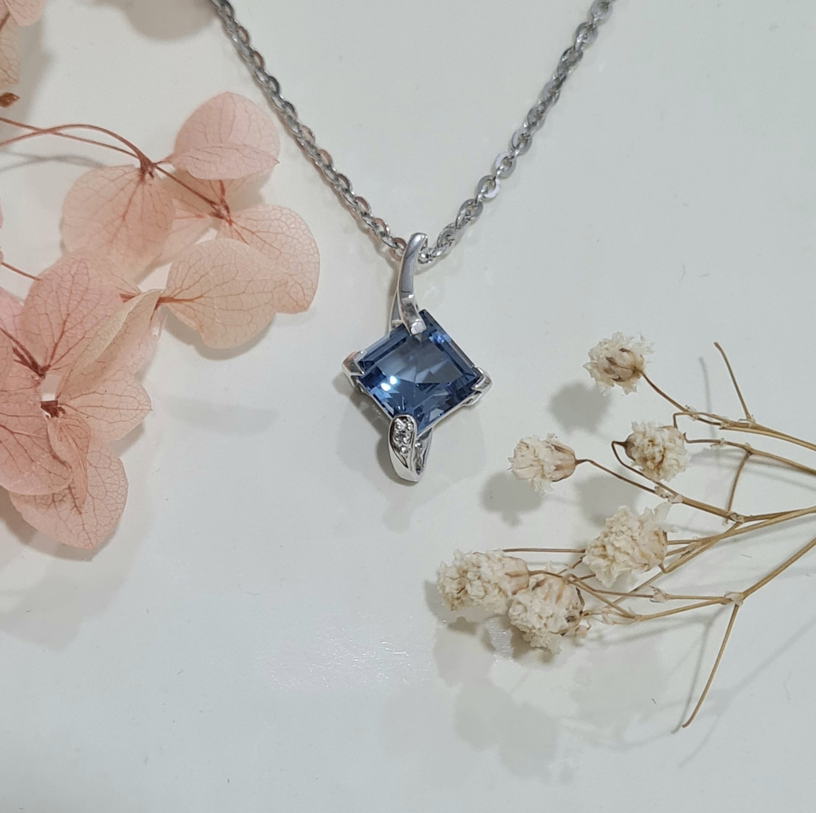 Artistic Aquamarine Pendant