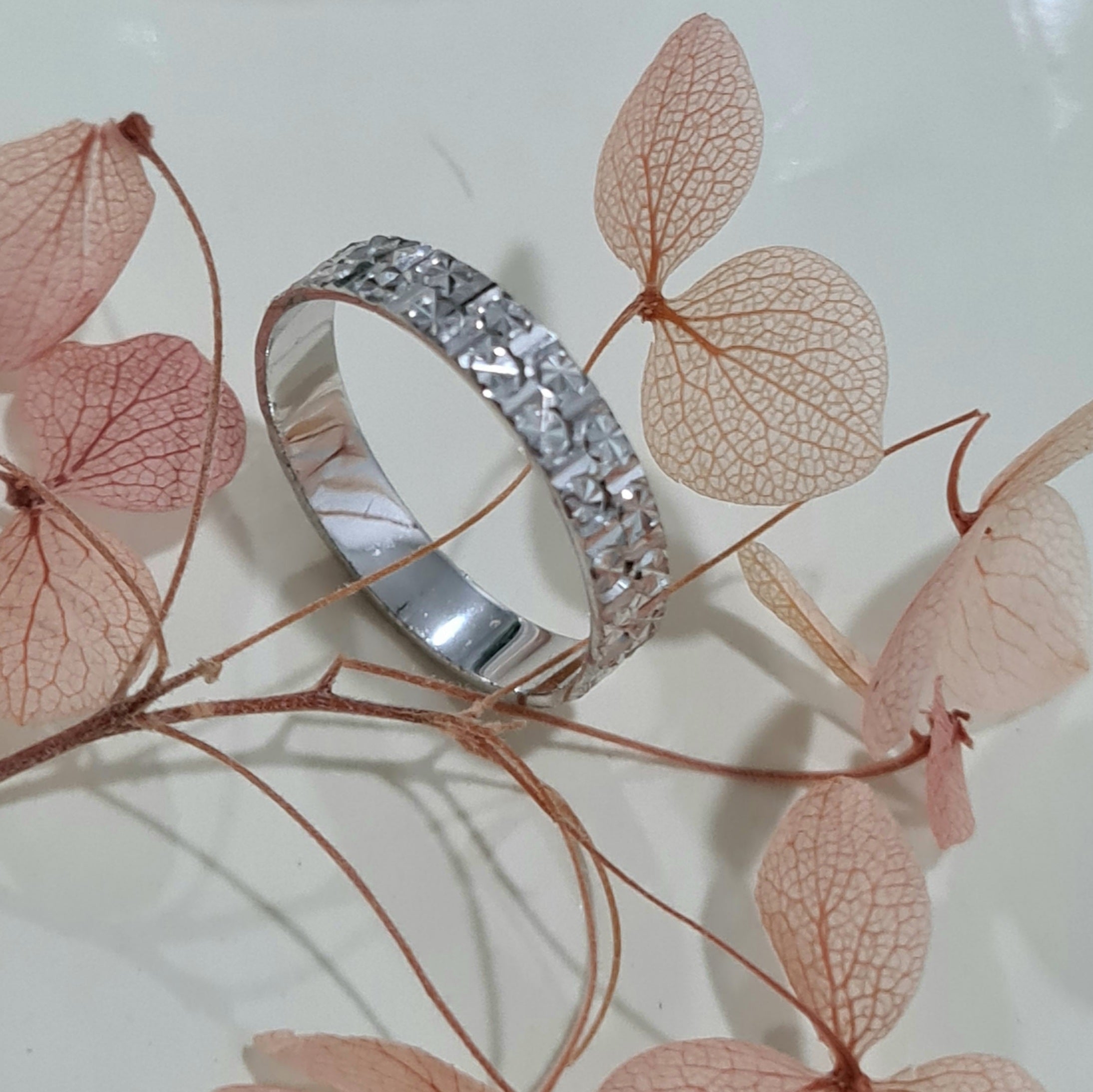 Cutting design Shimmering Ring