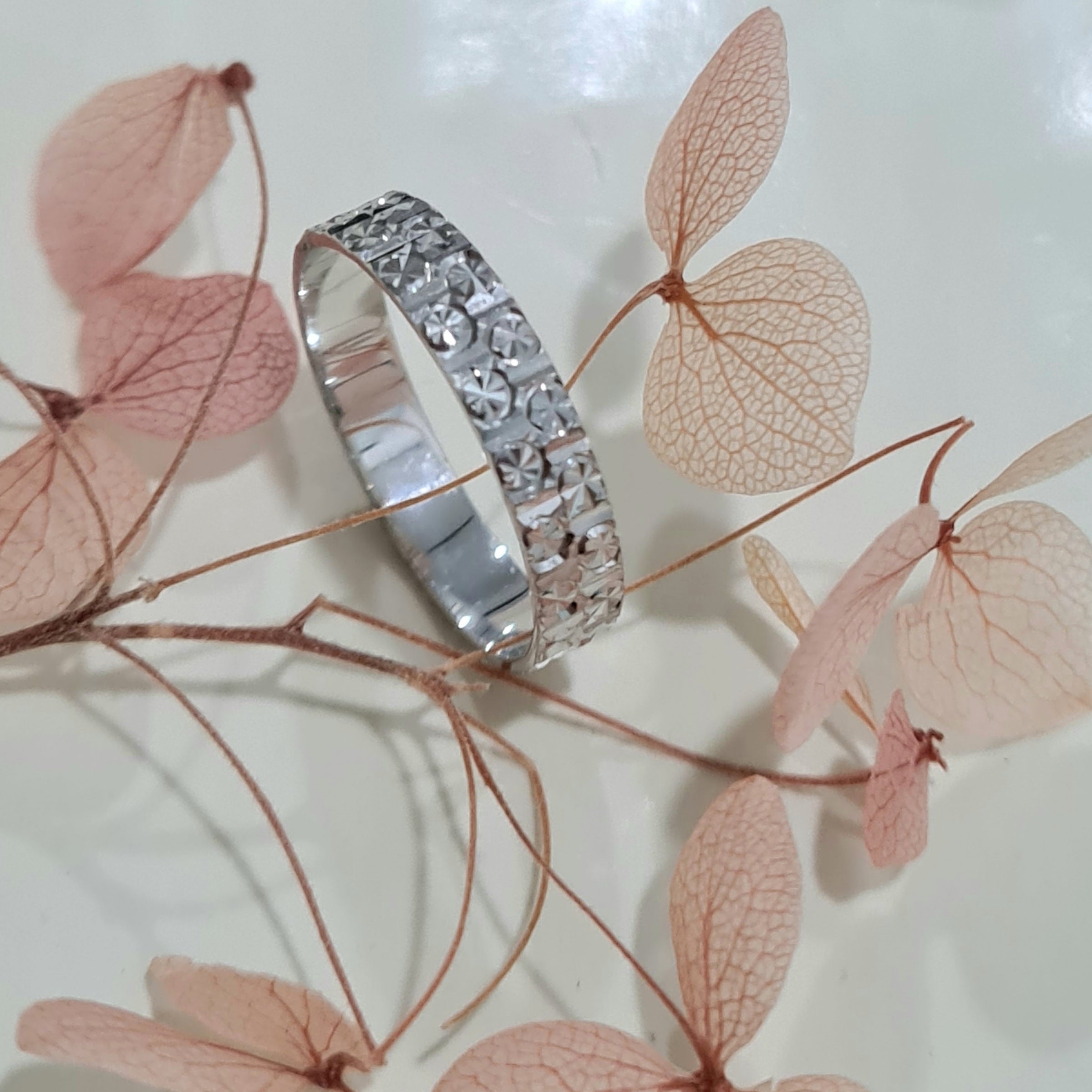 Cutting design Shimmering Ring