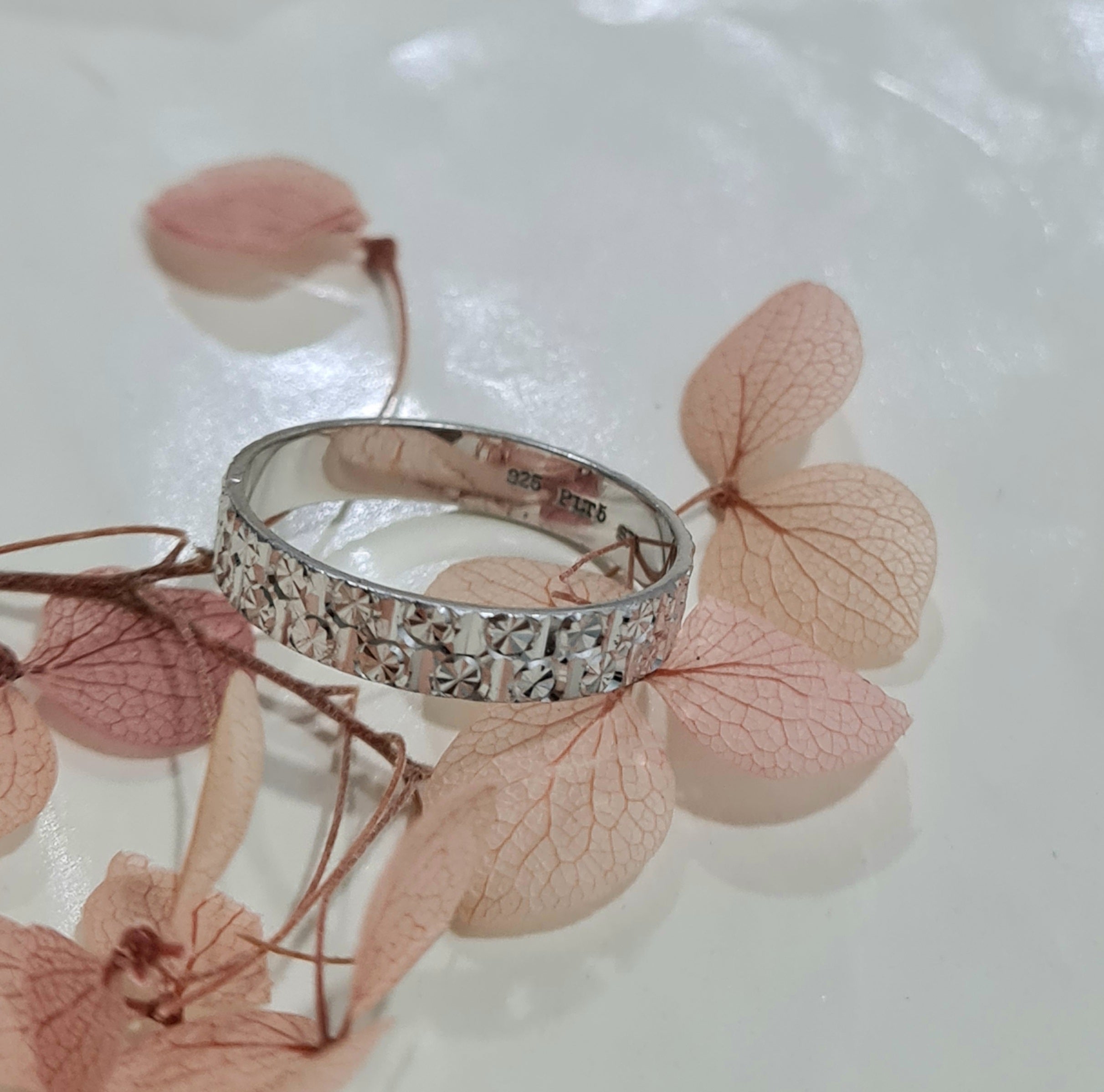 Cutting design Shimmering Ring