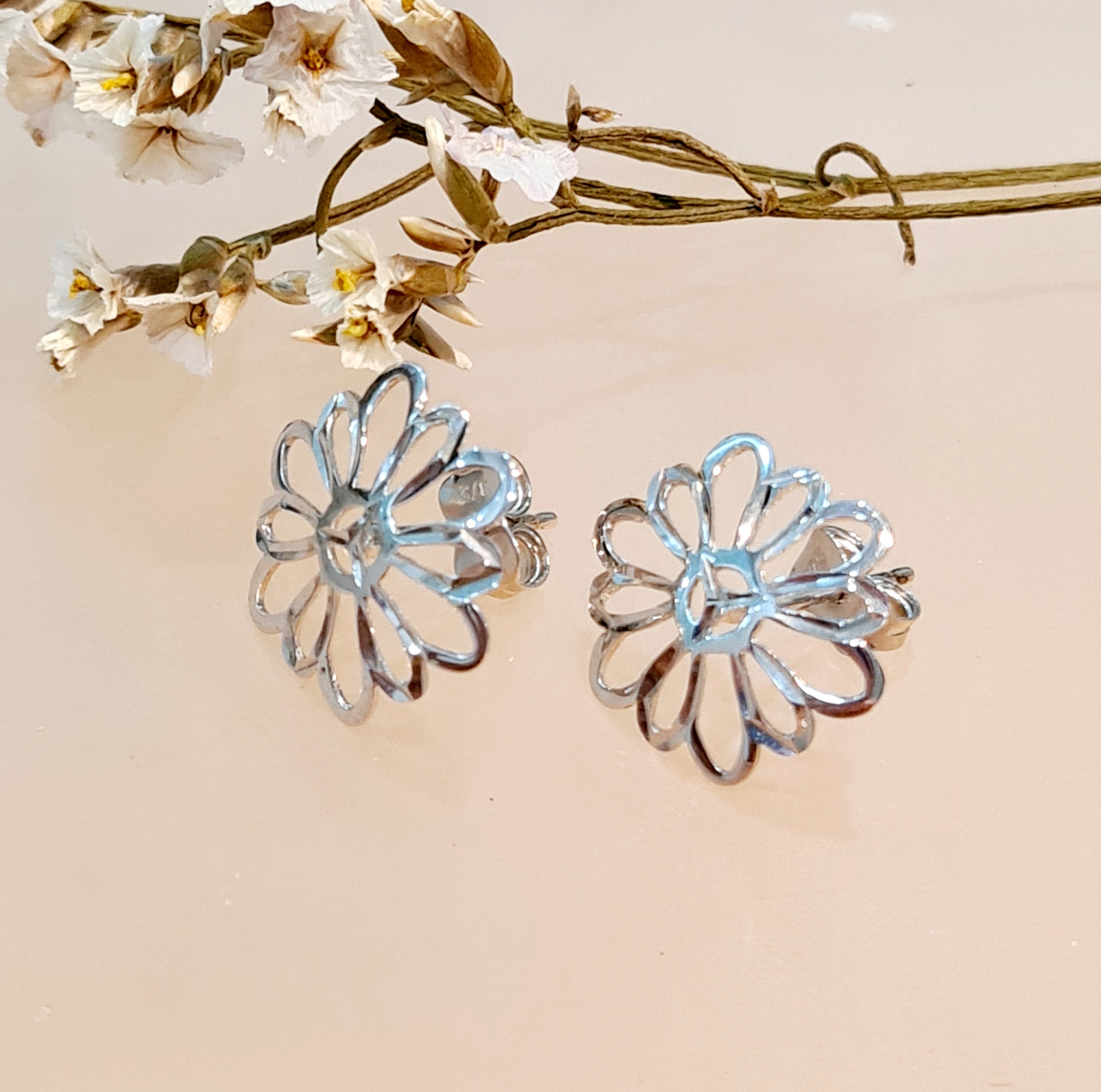Whitegold Floral Earring