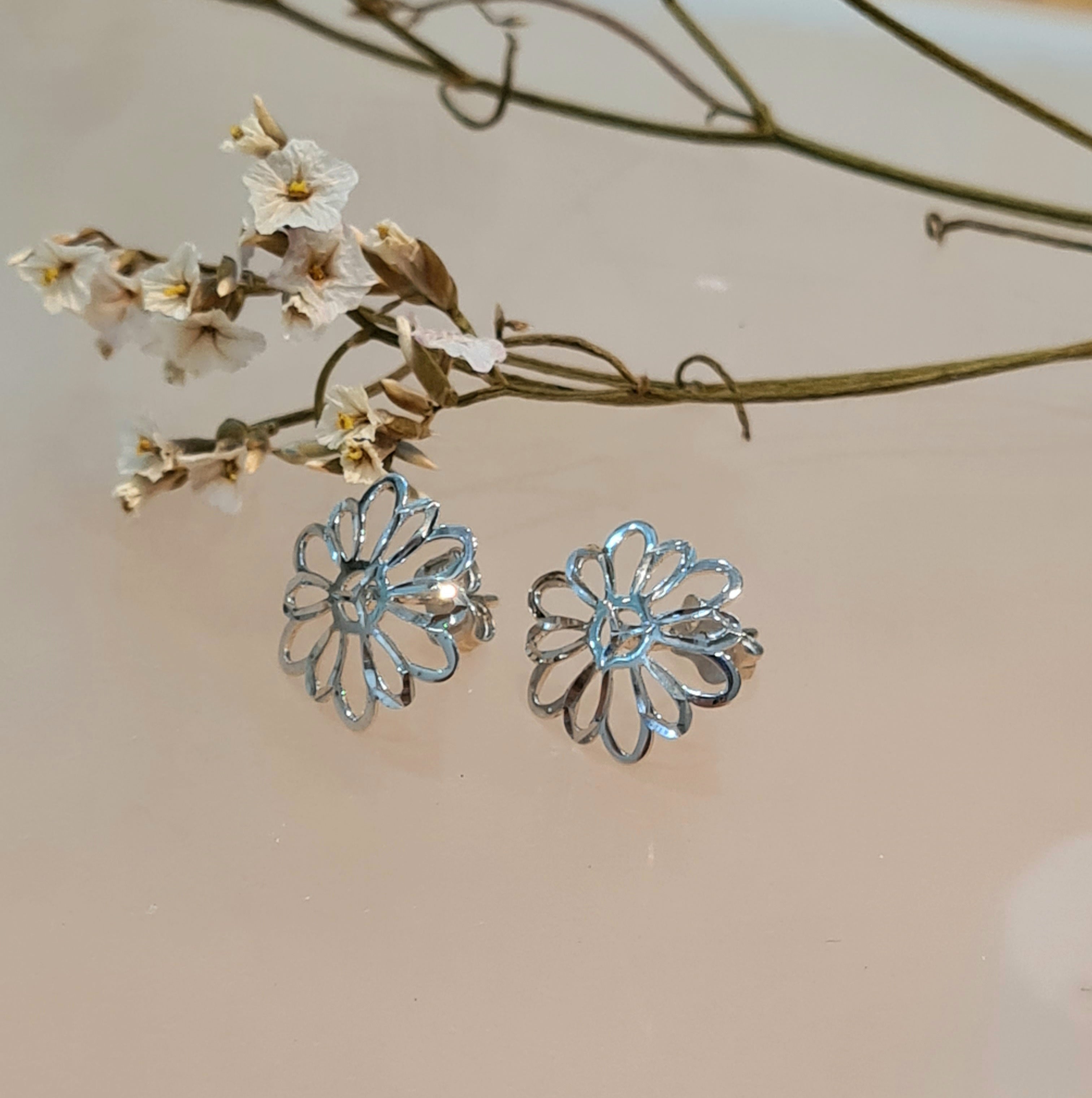 Whitegold Floral Earring