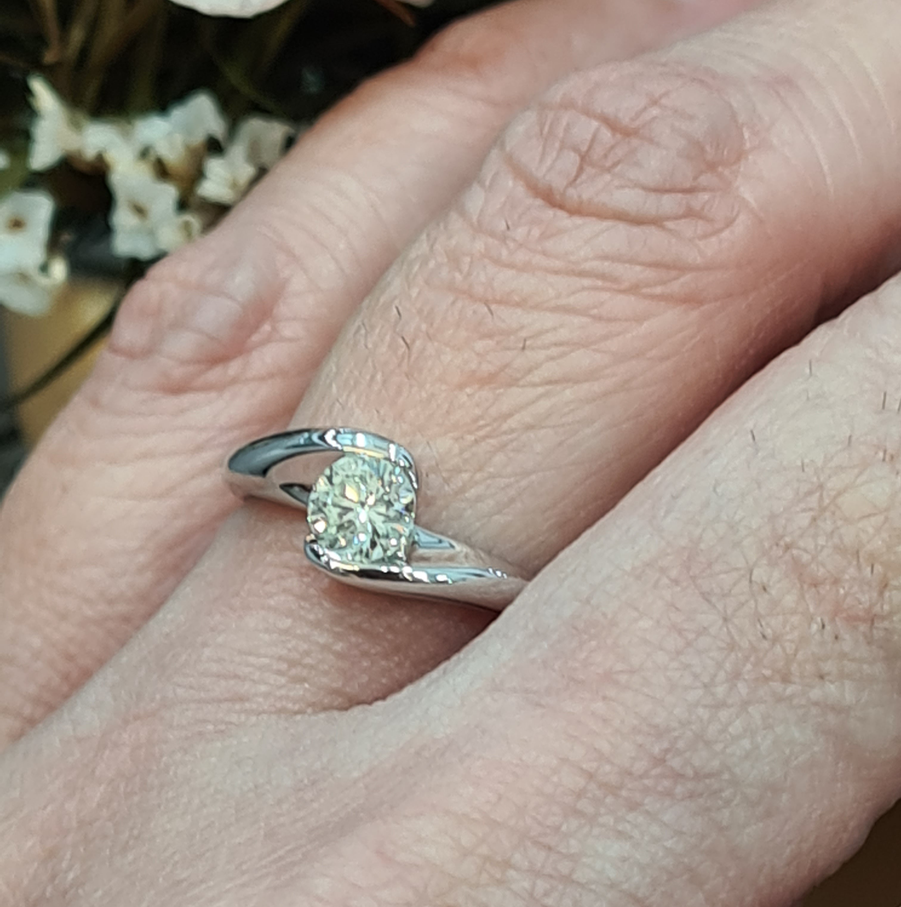 Elegant 18k White Gold Diamond Engagement Ring