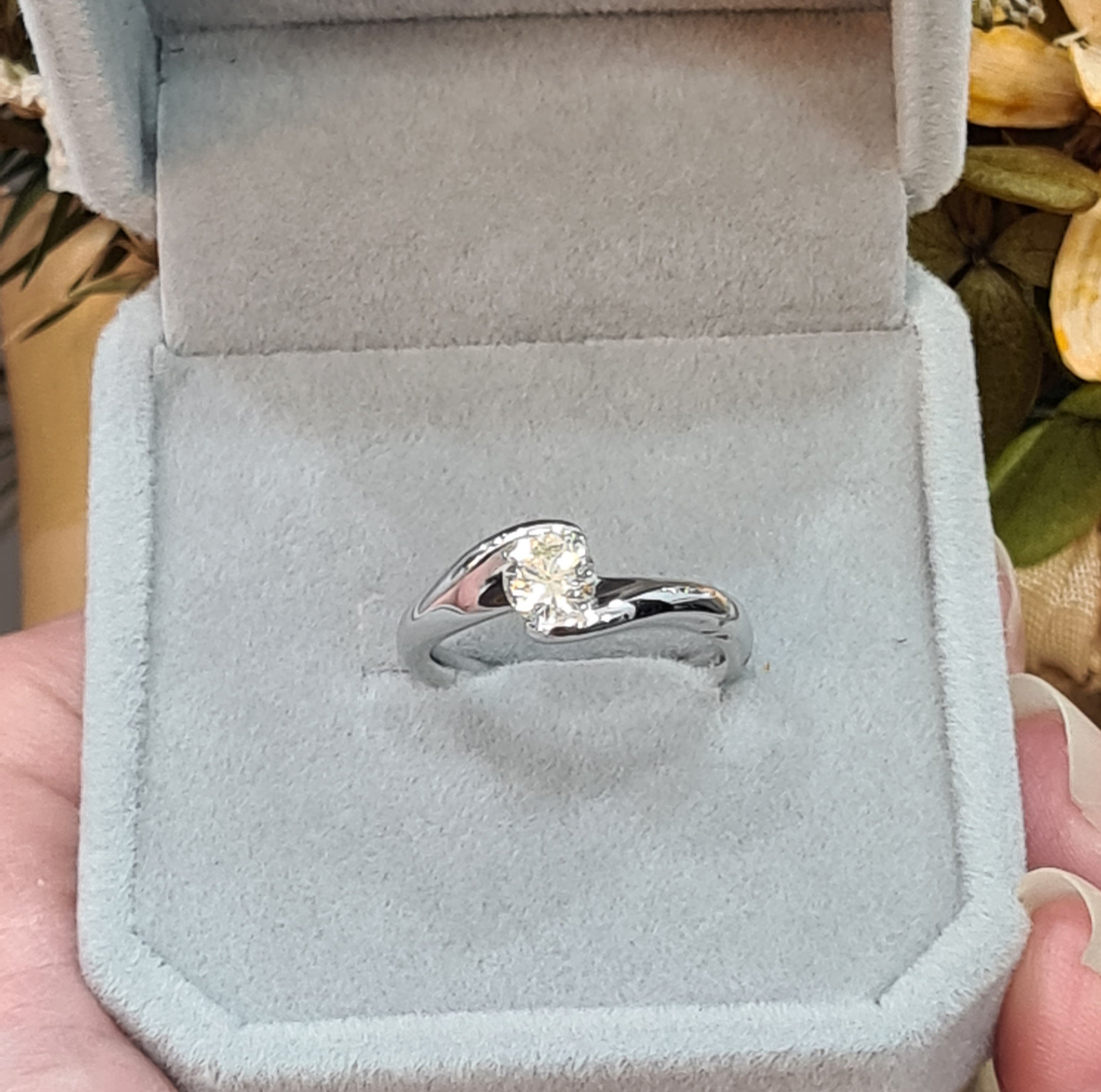 Elegant 18k White Gold Diamond Engagement Ring