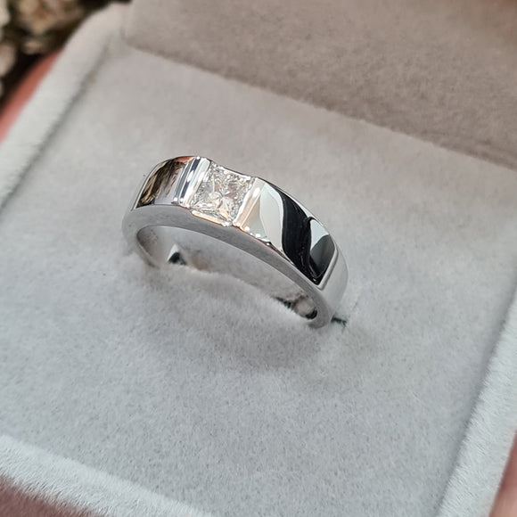 0.30 carats Evs1 Square Diamond Ring