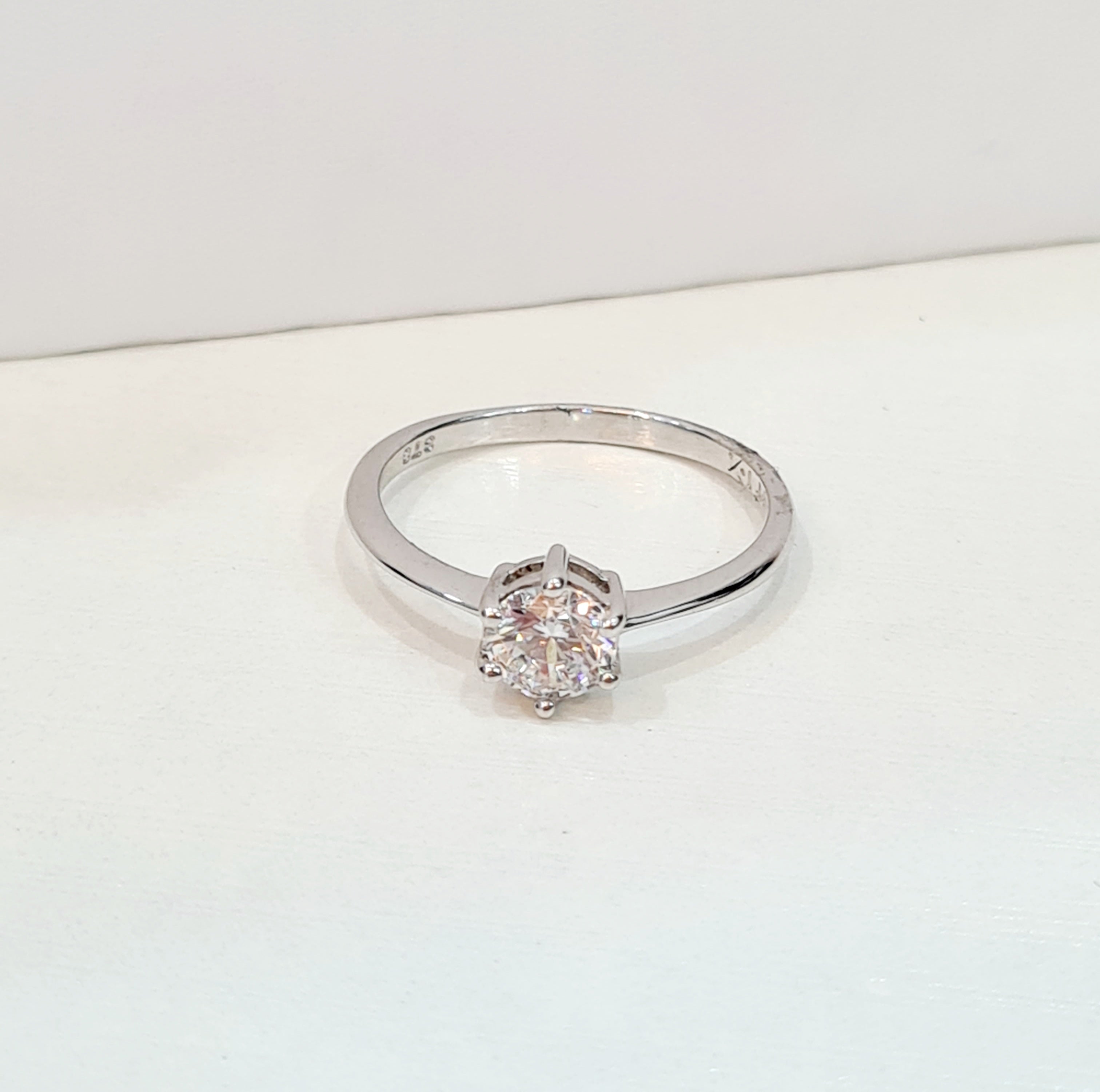 Sparkling 0.63 carats Solitaire Ring
