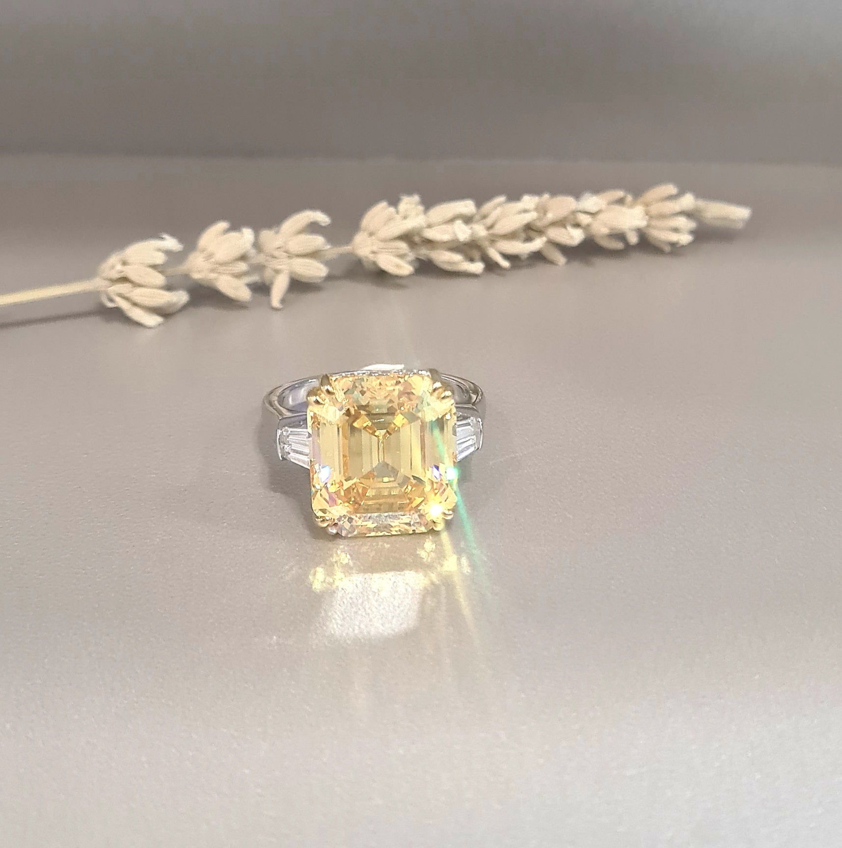 Hidden Halo scintilli with Baguette Canary Ring