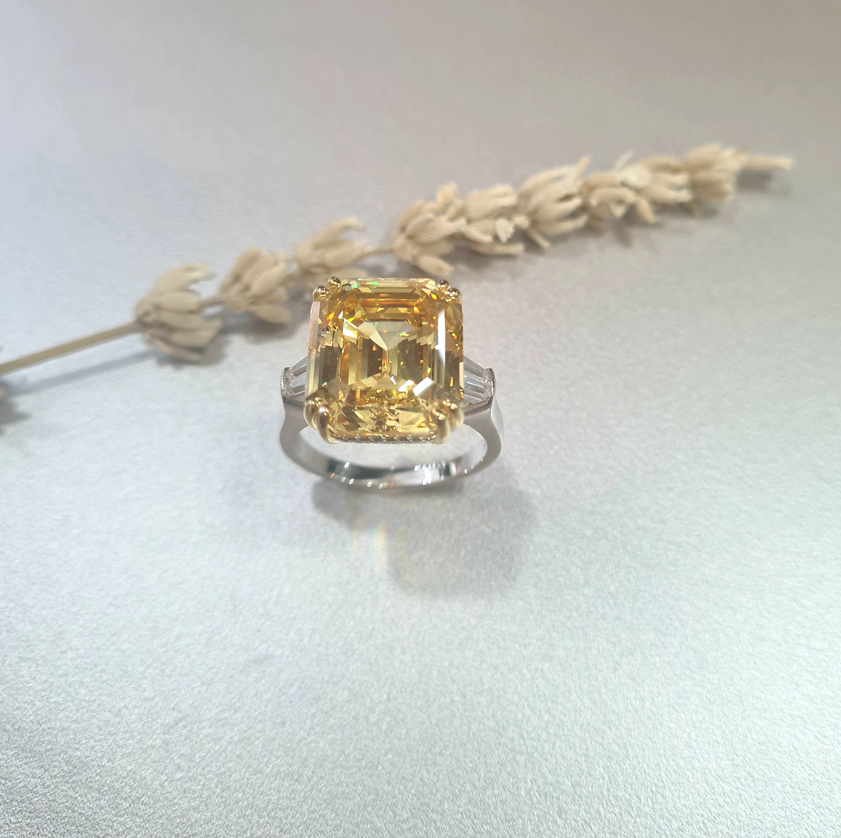 Hidden Halo scintilli with Baguette Canary Ring