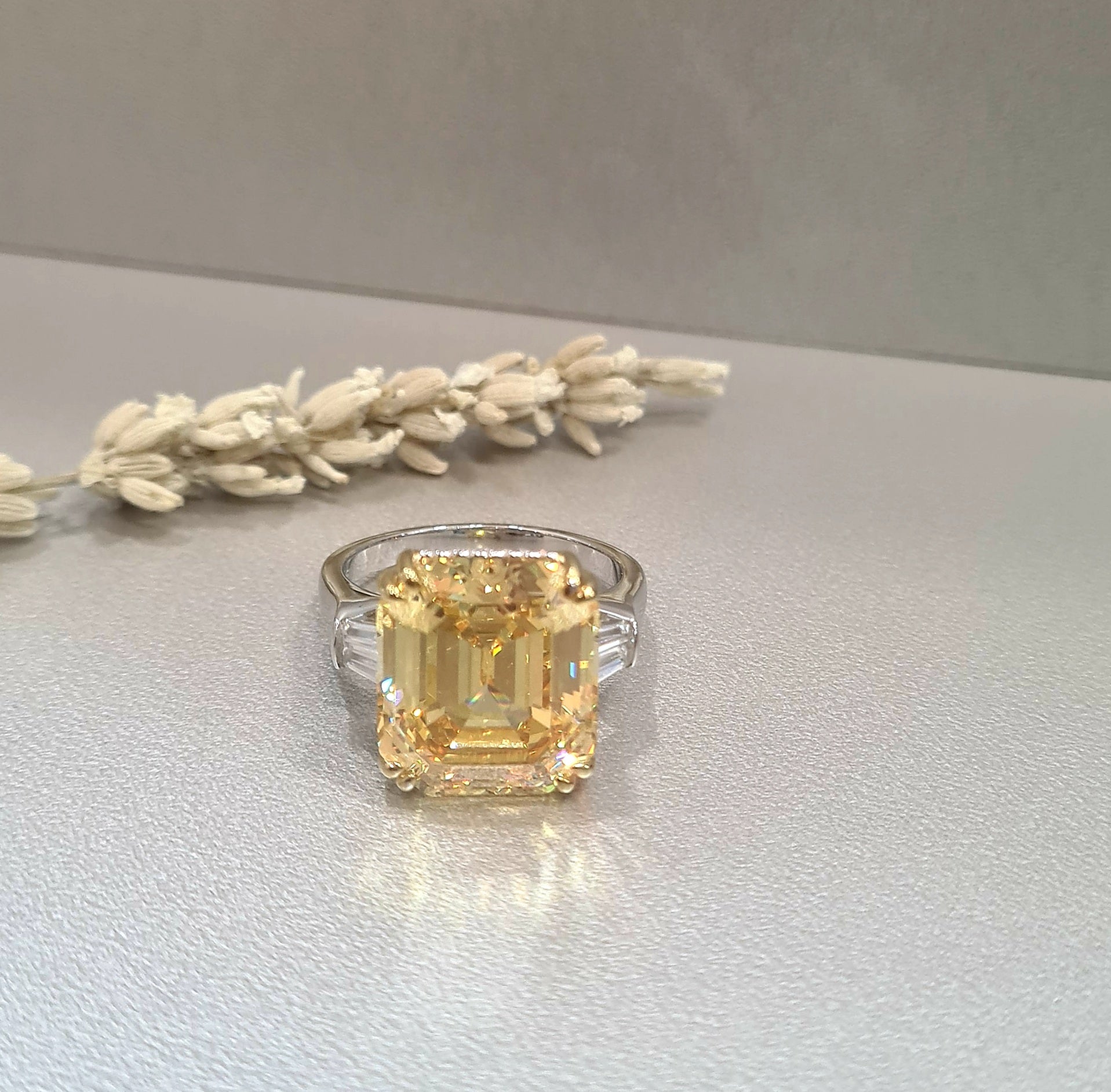 Hidden Halo scintilli with Baguette Canary Ring