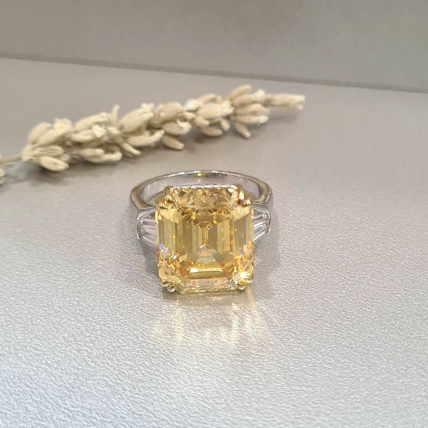 Hidden Halo scintilli with Baguette Canary Ring