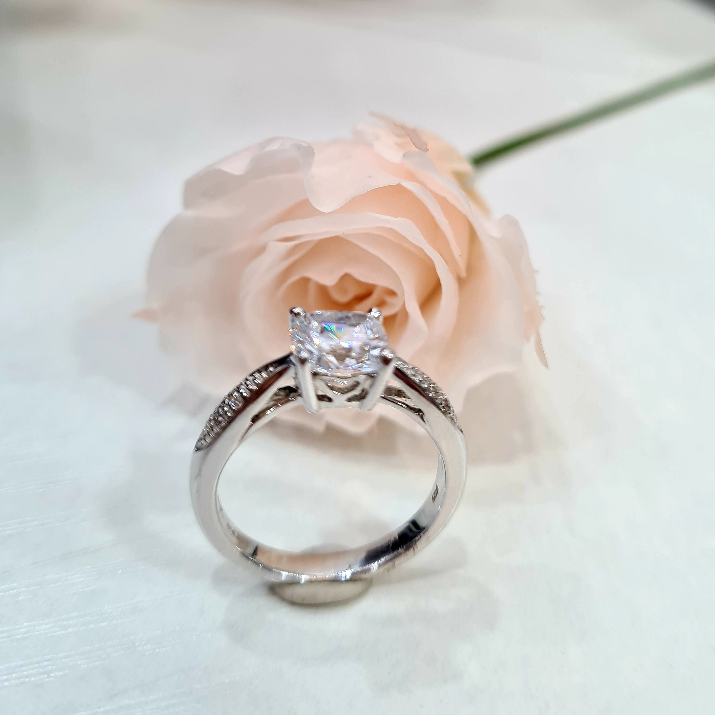 1.00 carats Cushion Engagement Ring