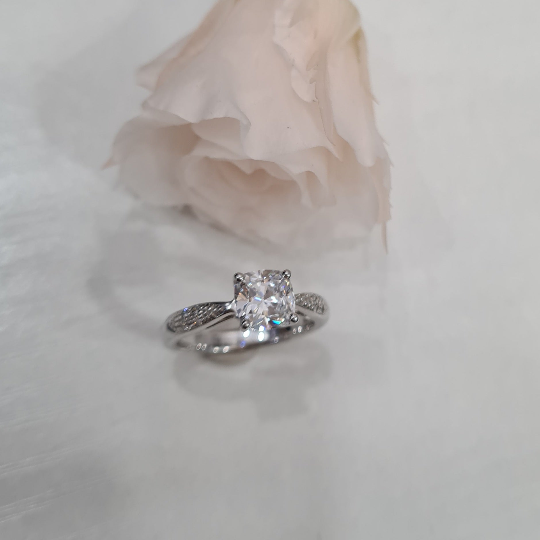 1.00 carats Cushion Engagement Ring