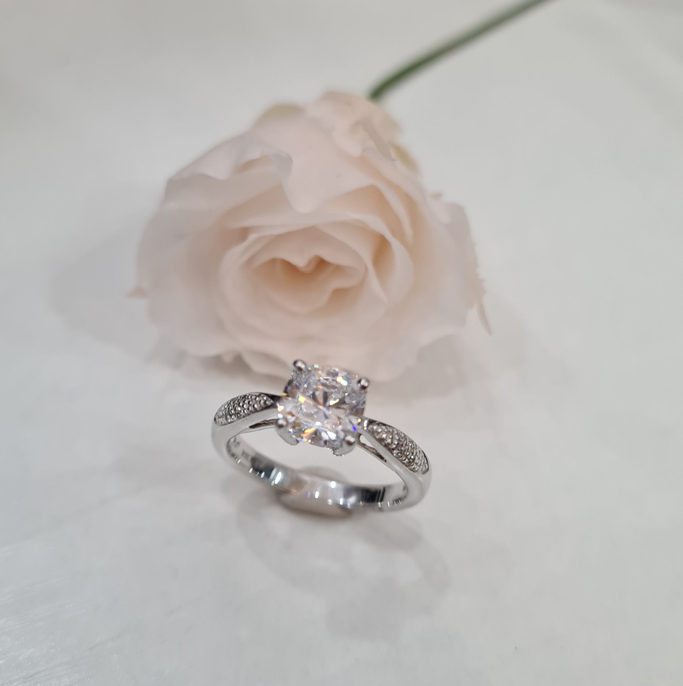 1.00 carats Cushion Engagement Ring