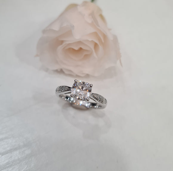 1.00 carats Cushion Engagement Ring
