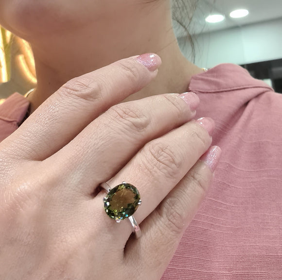 Classic Oval Shape Peridot Ring
