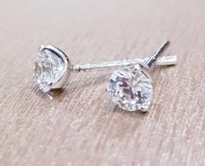 0.30 carats Diamond Simulants 3 Claws Solitaire Earring