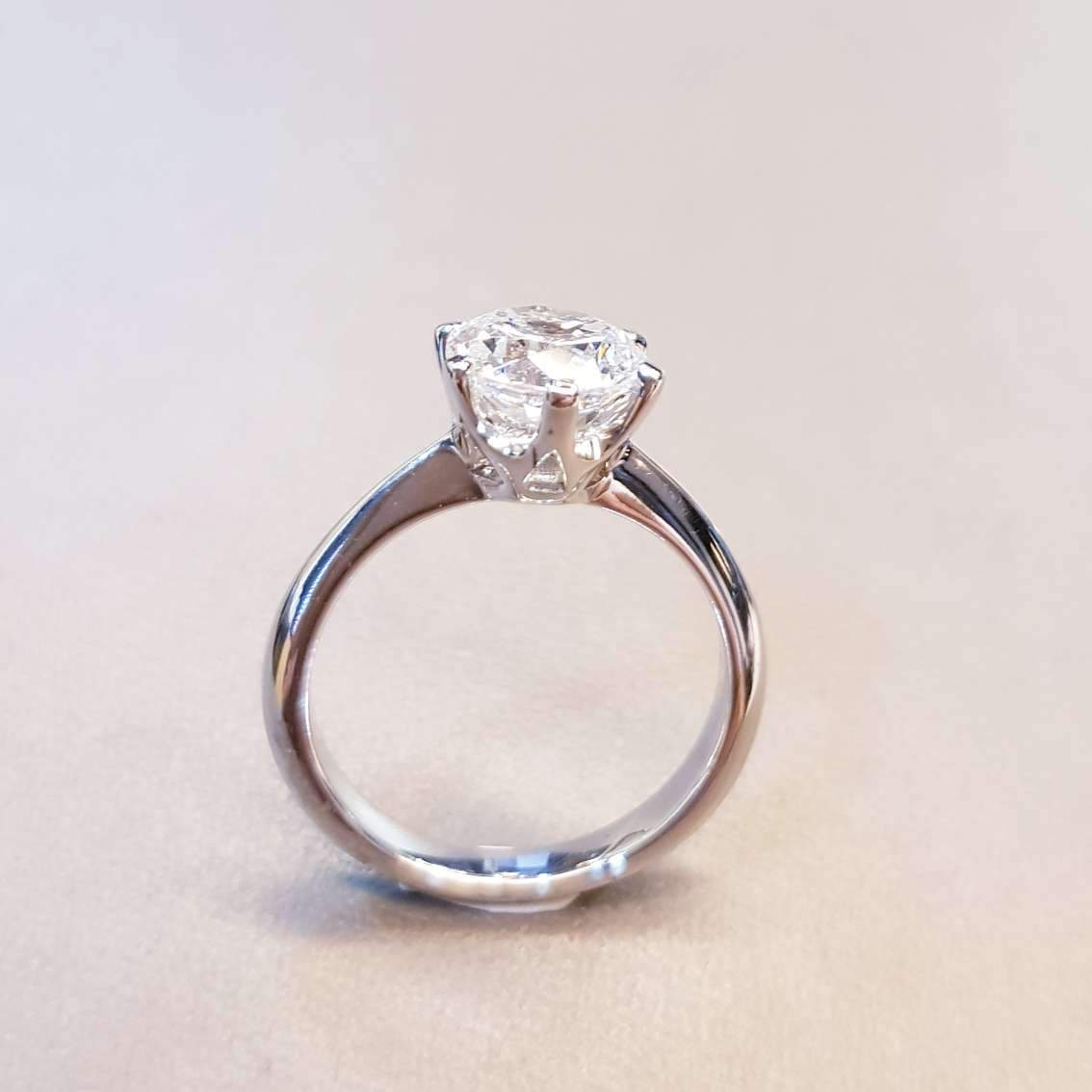 2.00 carats Solitaire Engagement Ring