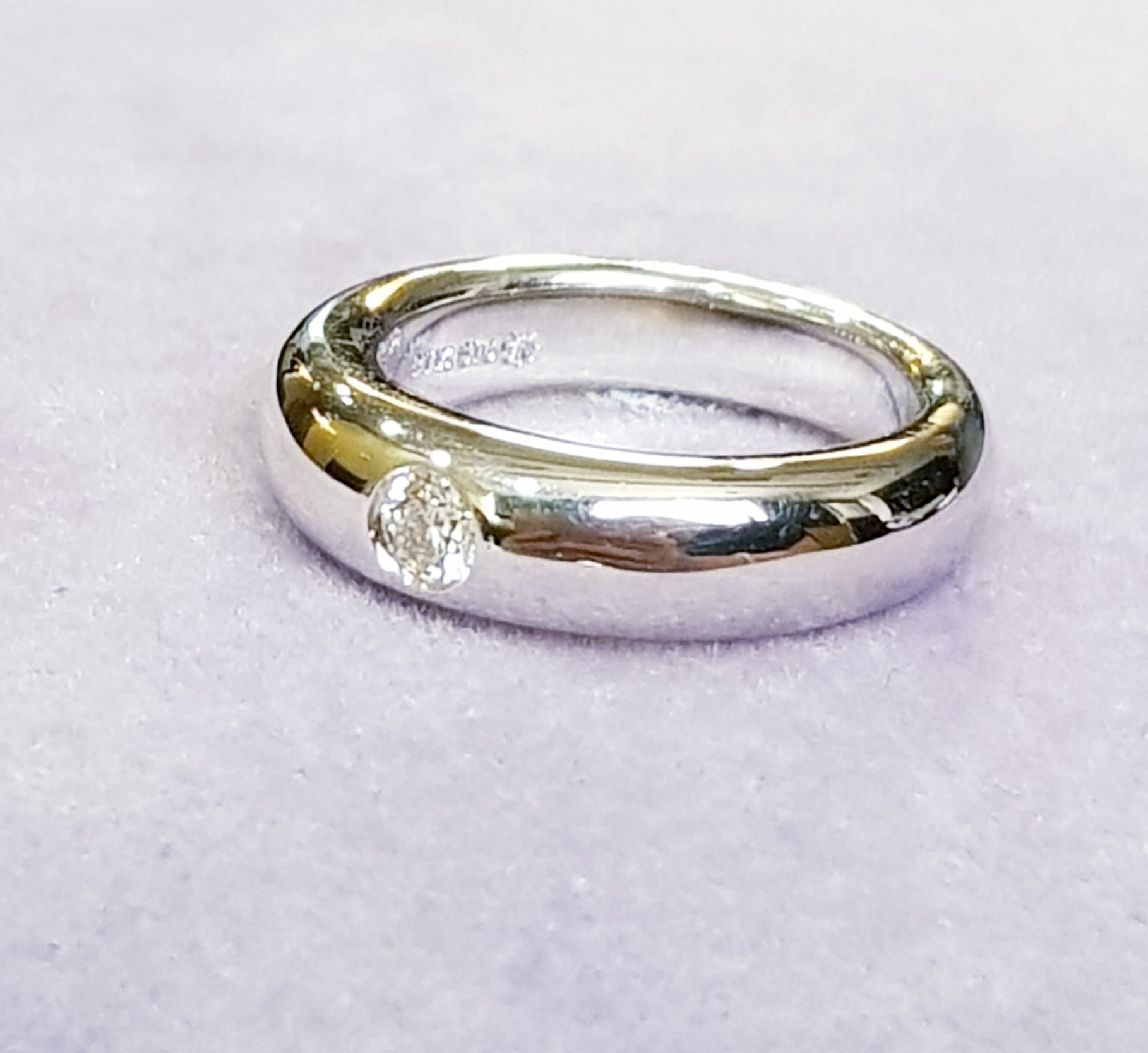 Bezel Classy Diamond Ring