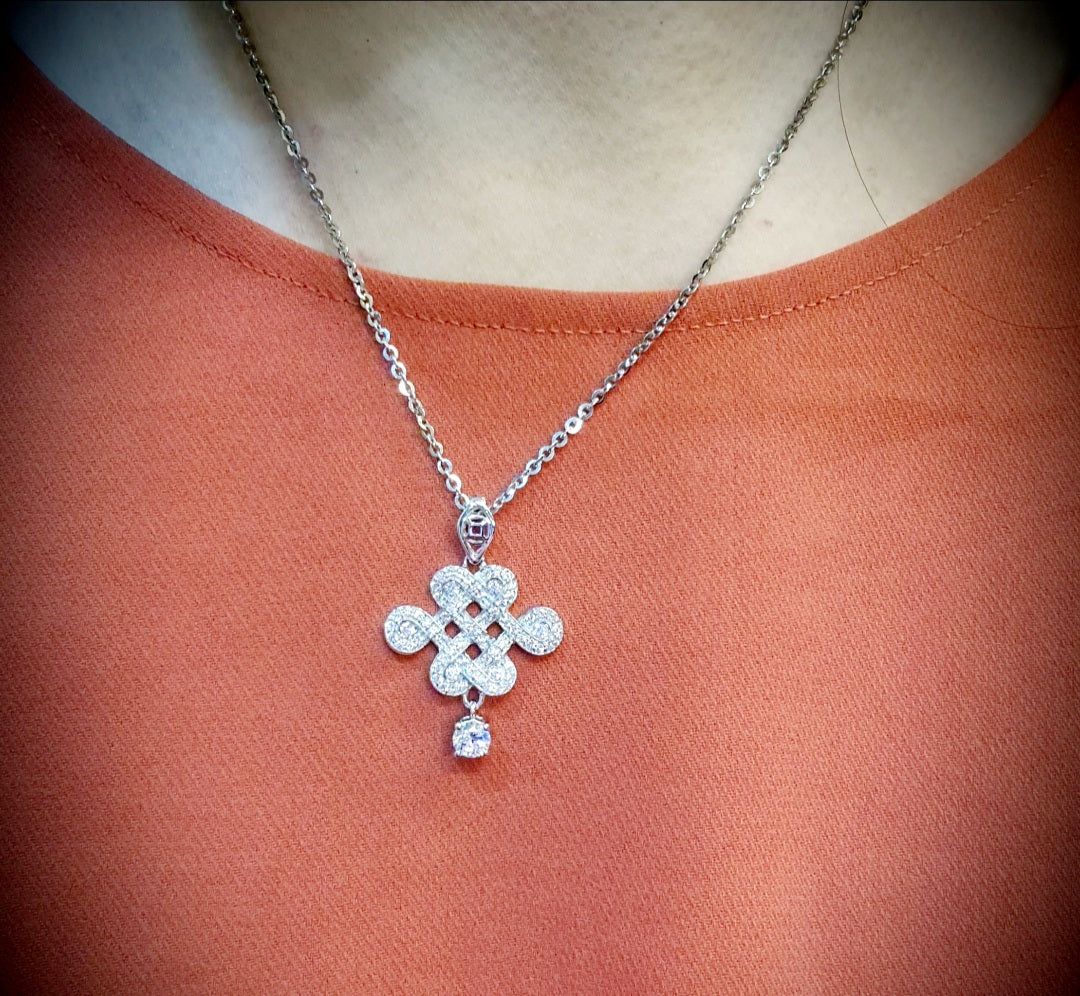 Mystic Knot with Scintilli Solitaire Pendant