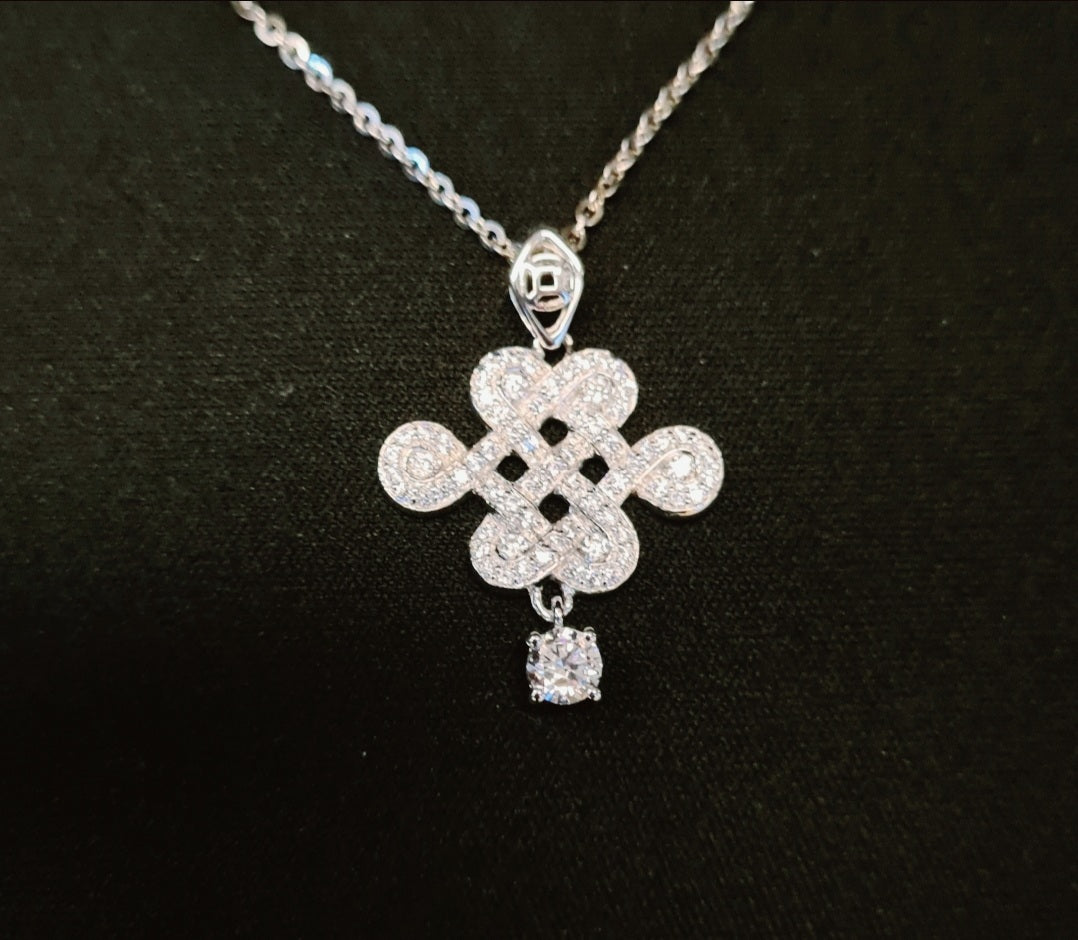 Mystic Knot with Scintilli Solitaire Pendant