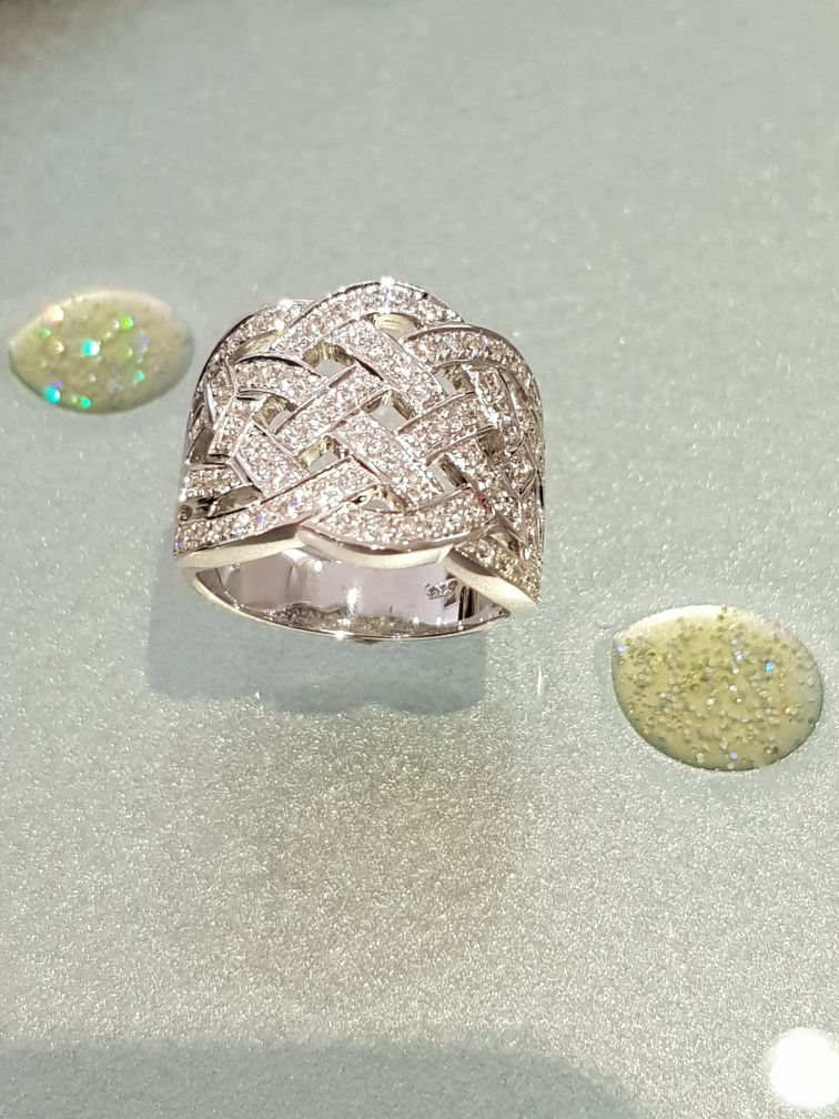 Aesthetic Diamond Simulants Ring